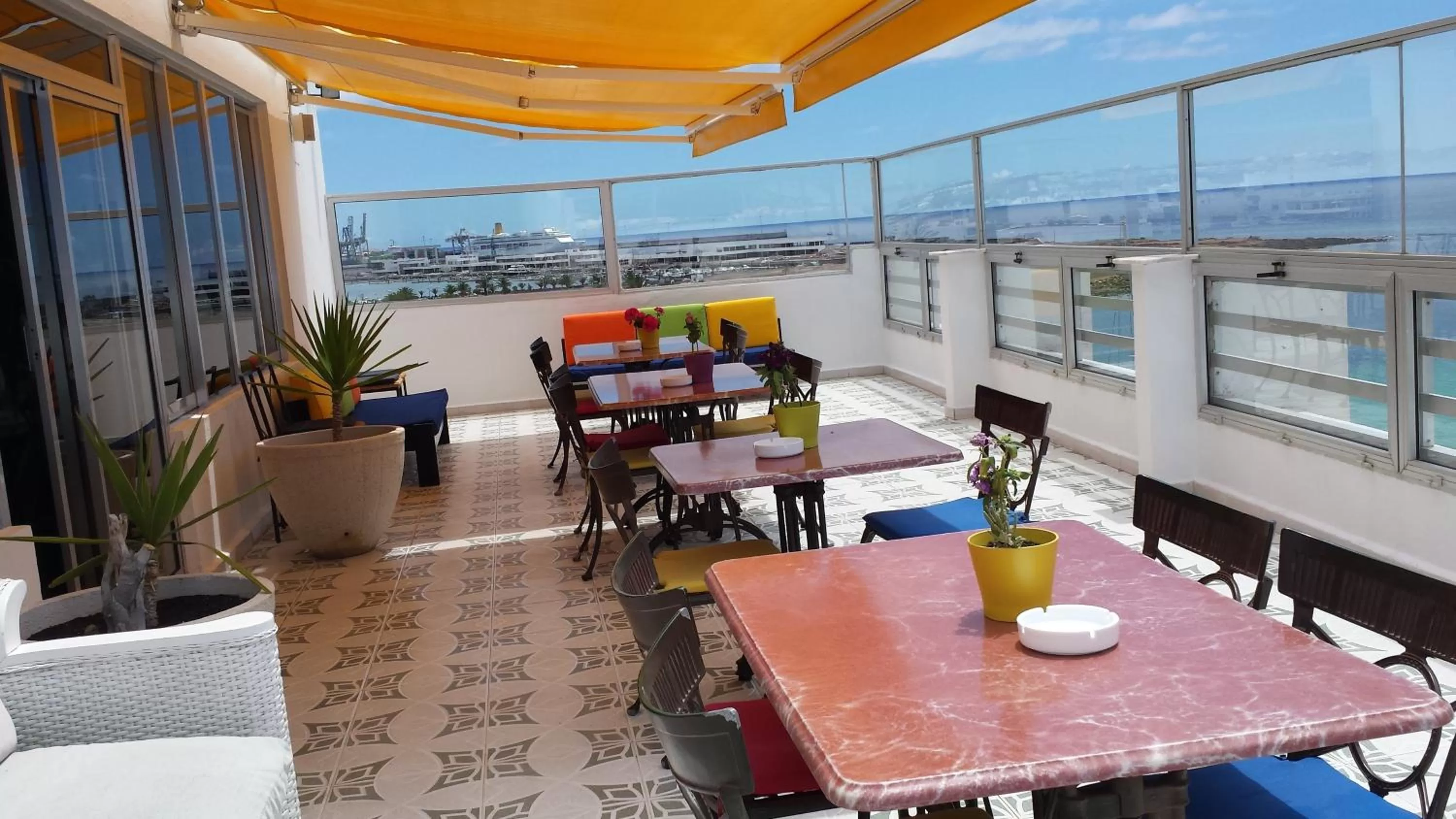 Restaurant/places to eat in Hotel Miramar