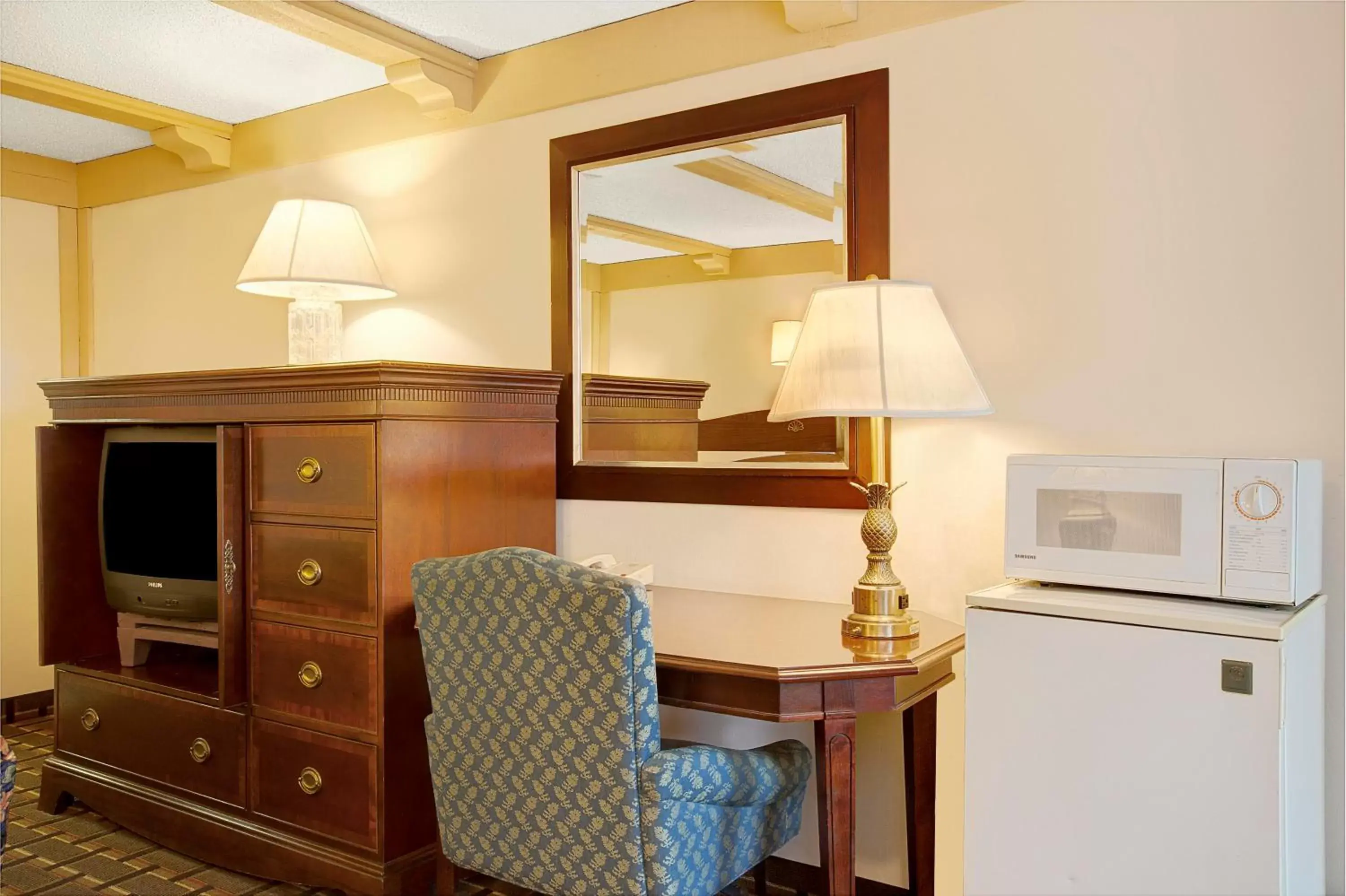 Standard King Room - Smoking in Knights Inn Greensburg Standard King Room - Smoking in Knights Inn Greensburg