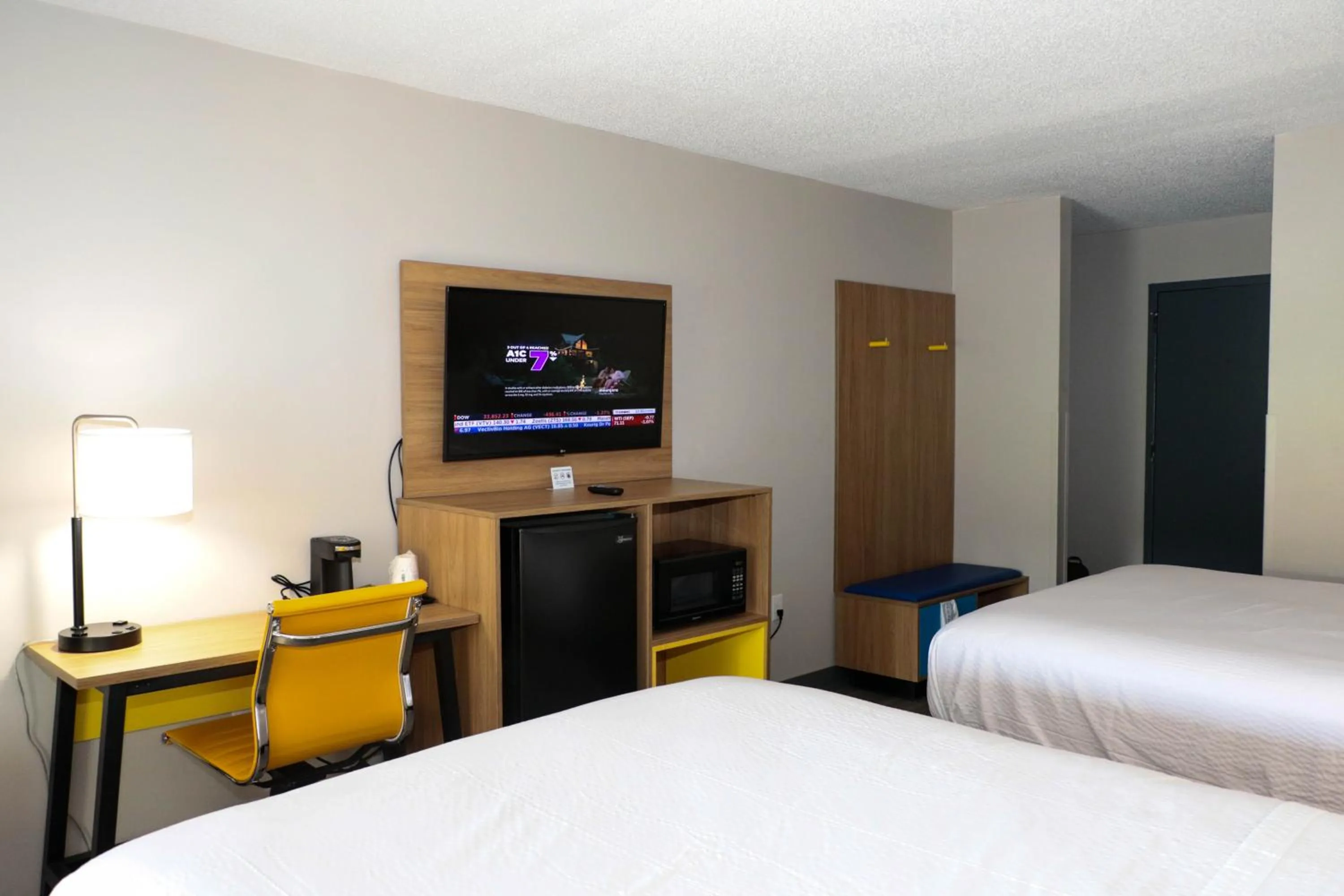 Evening entertainment, Bed in Days Inn by Wyndham Farmville