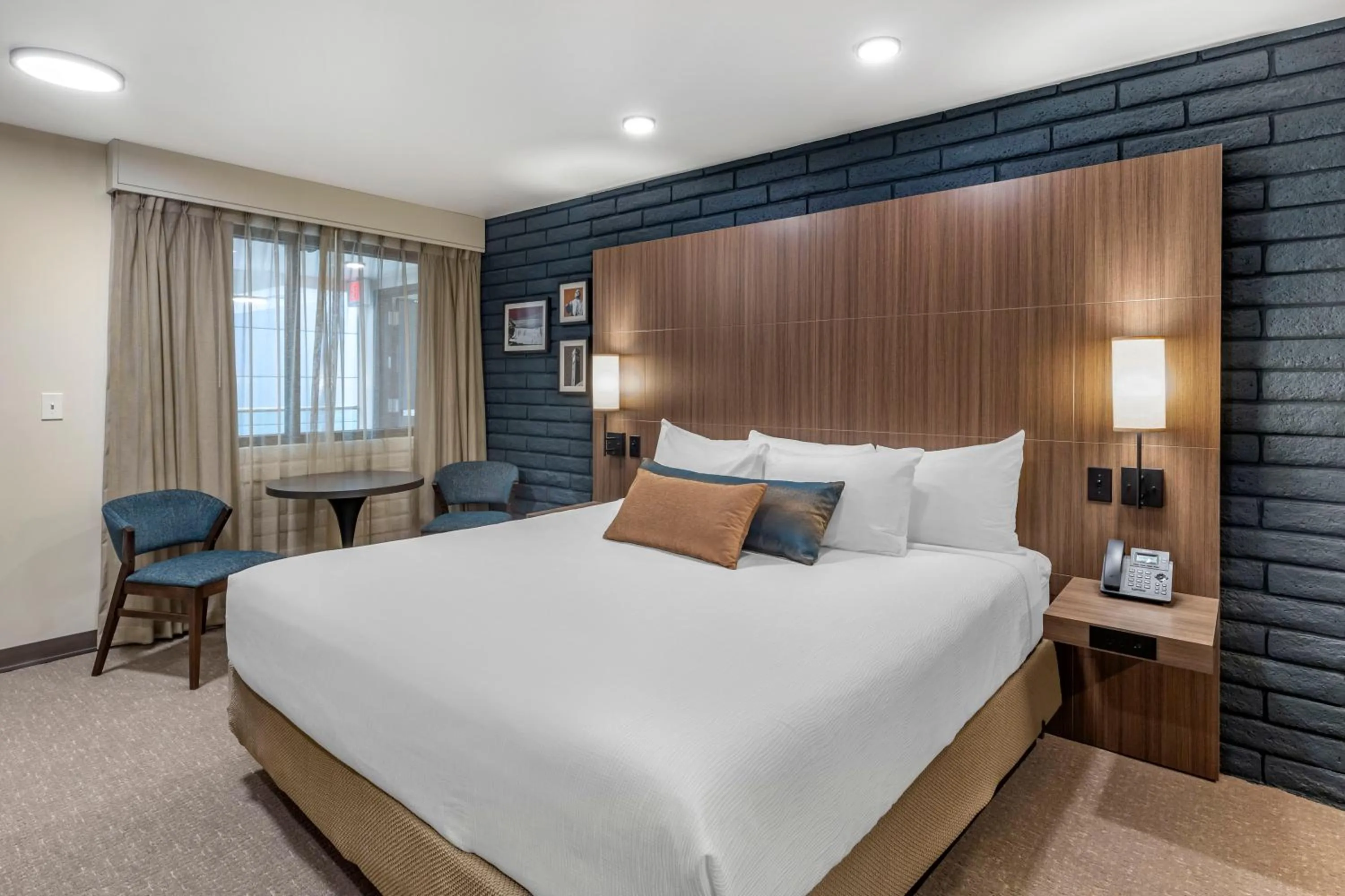 Photo of the whole room, Bed in The Gibson Hotel Great Falls, an Ascend Collection Hotel