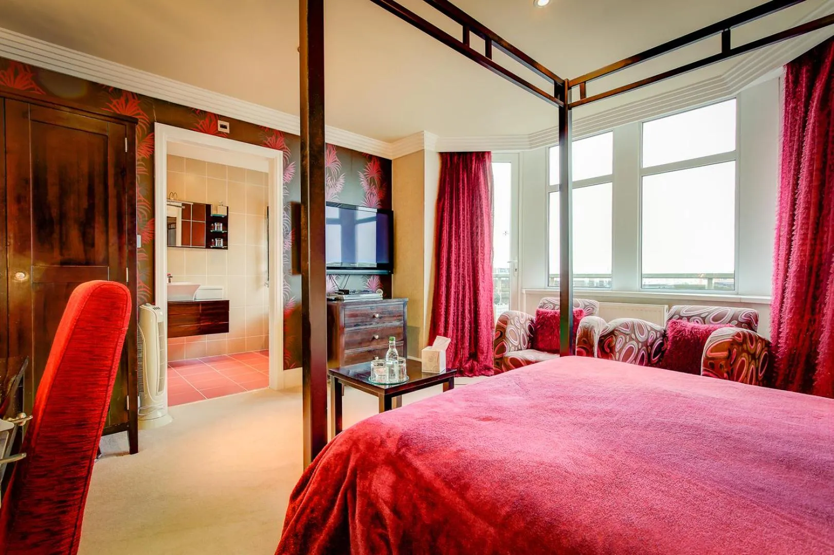 Bedroom, Bed in Number One South Beach