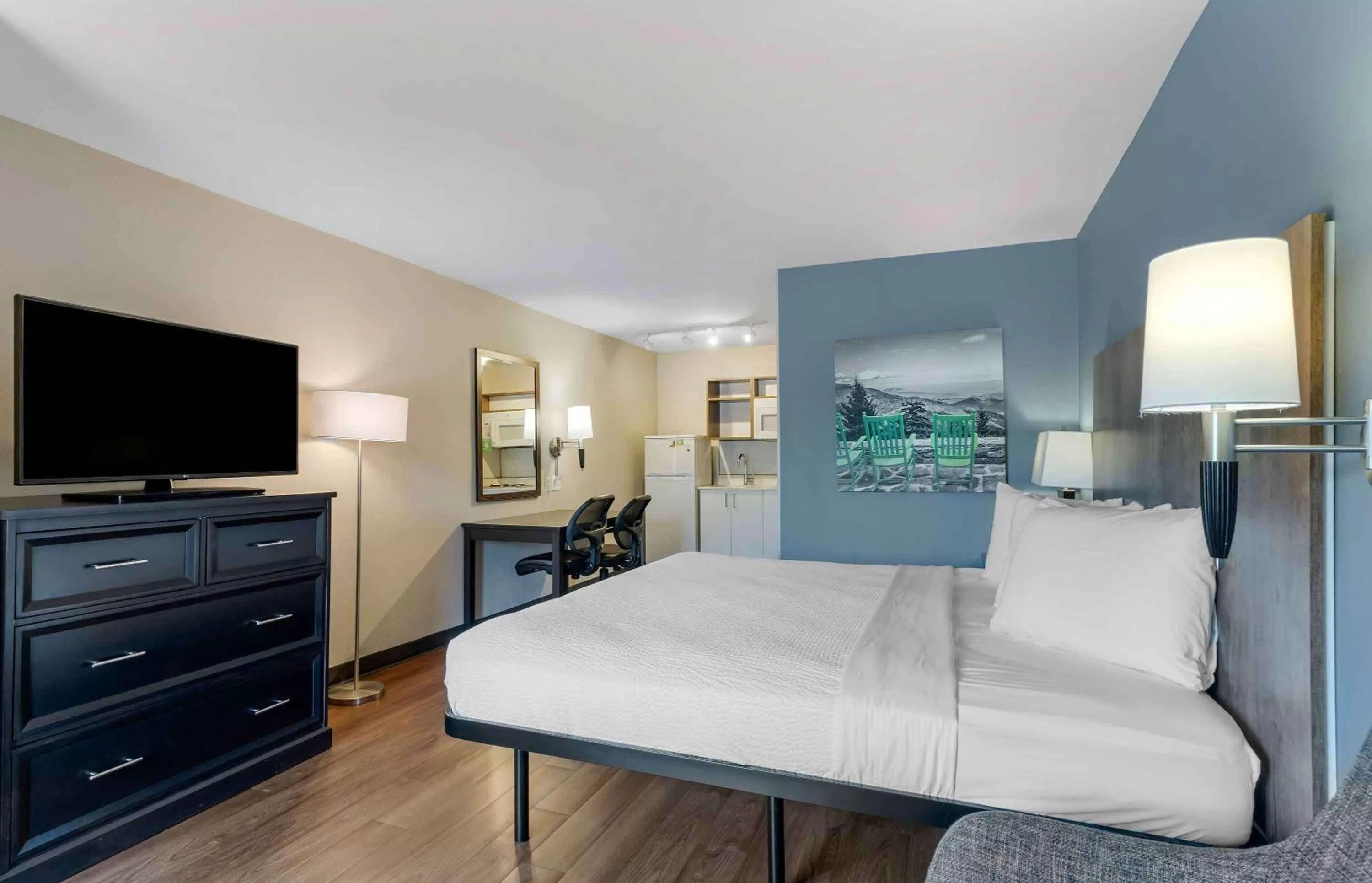Bedroom, Bed in Extended Stay America Suites - San Francisco - San Mateo - SFO