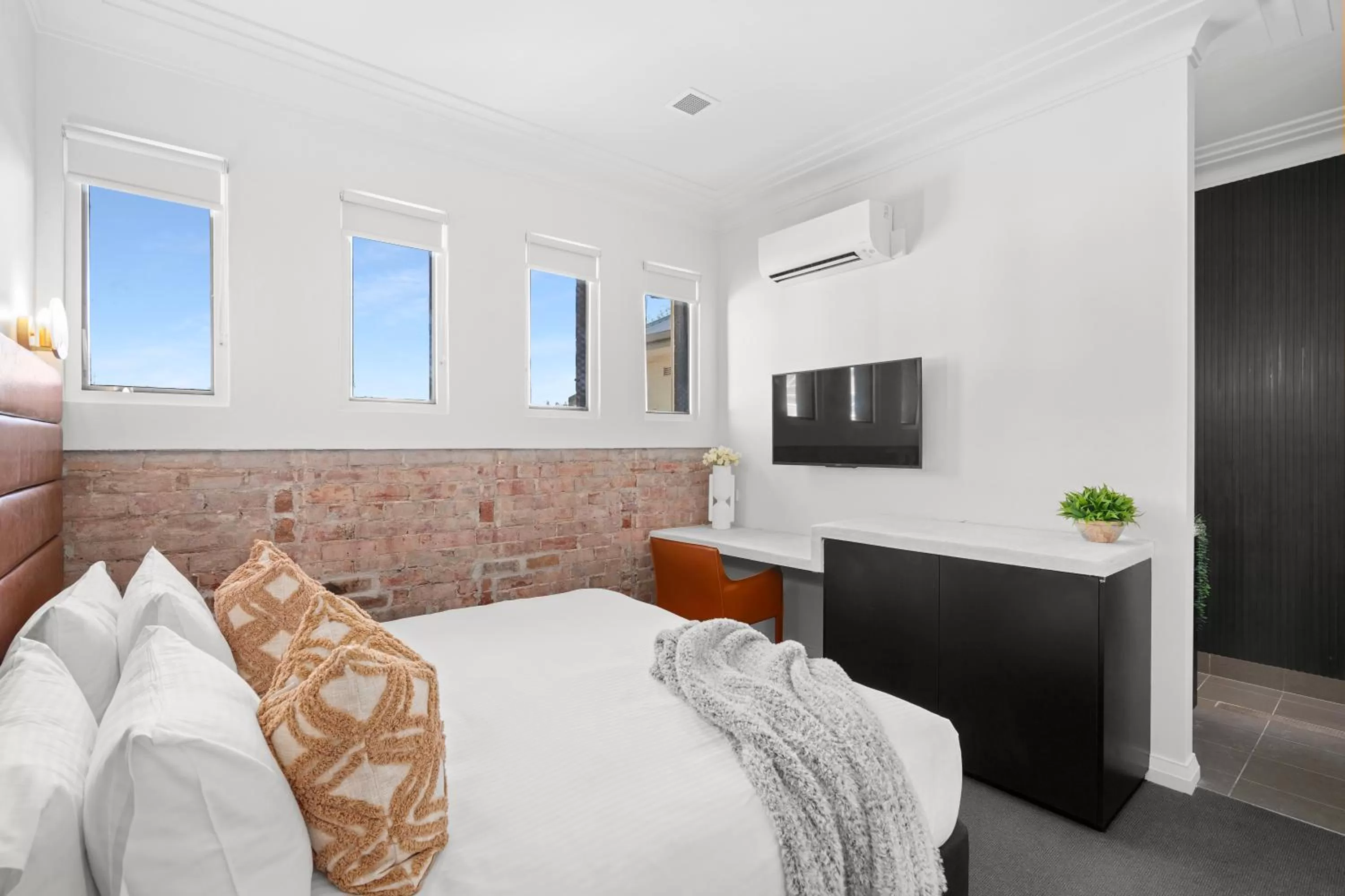 Bed in Grand Hotel and Studios