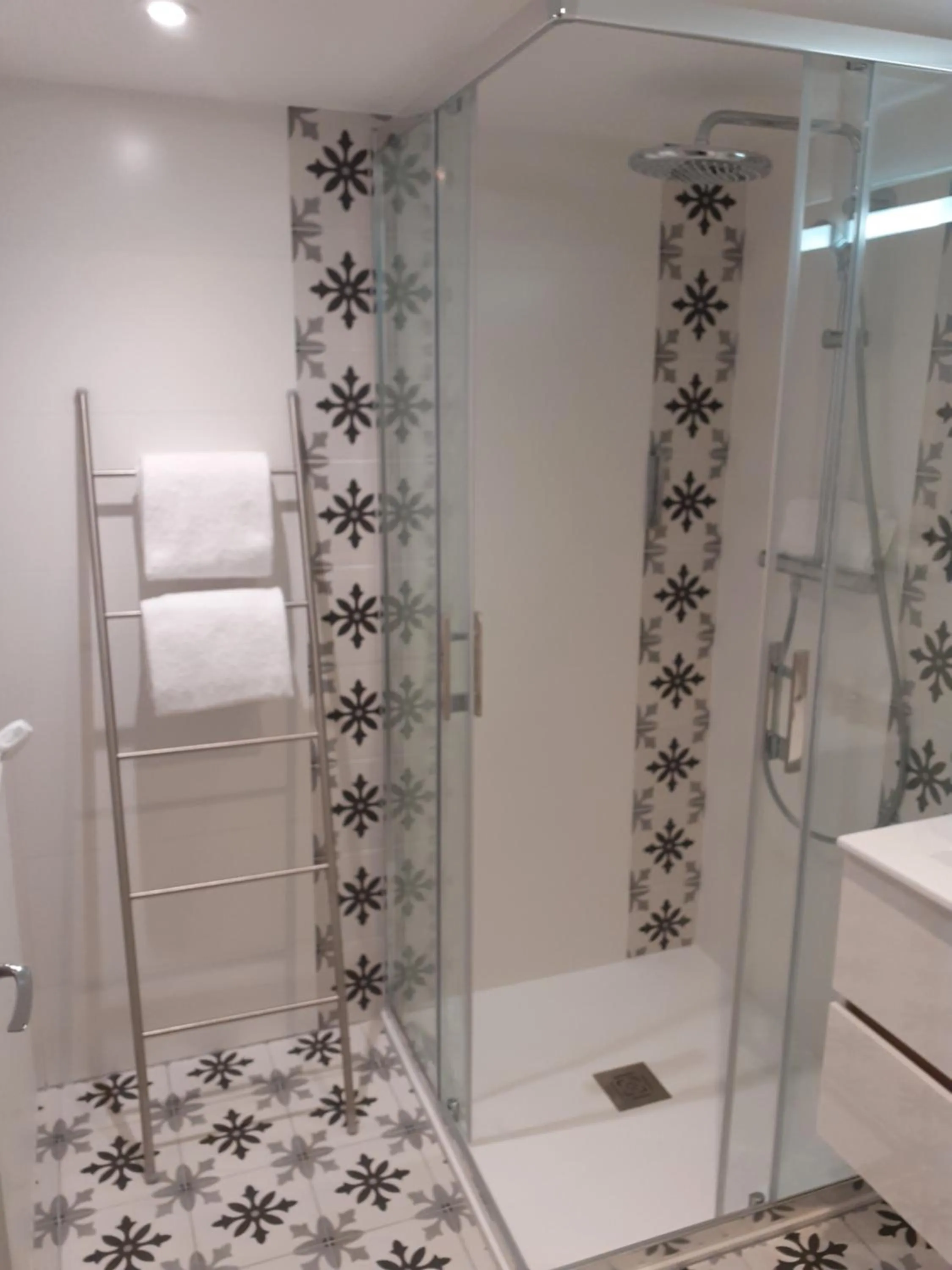 Shower in Hotel de Charme La Bonne Adresse - Logis hotels