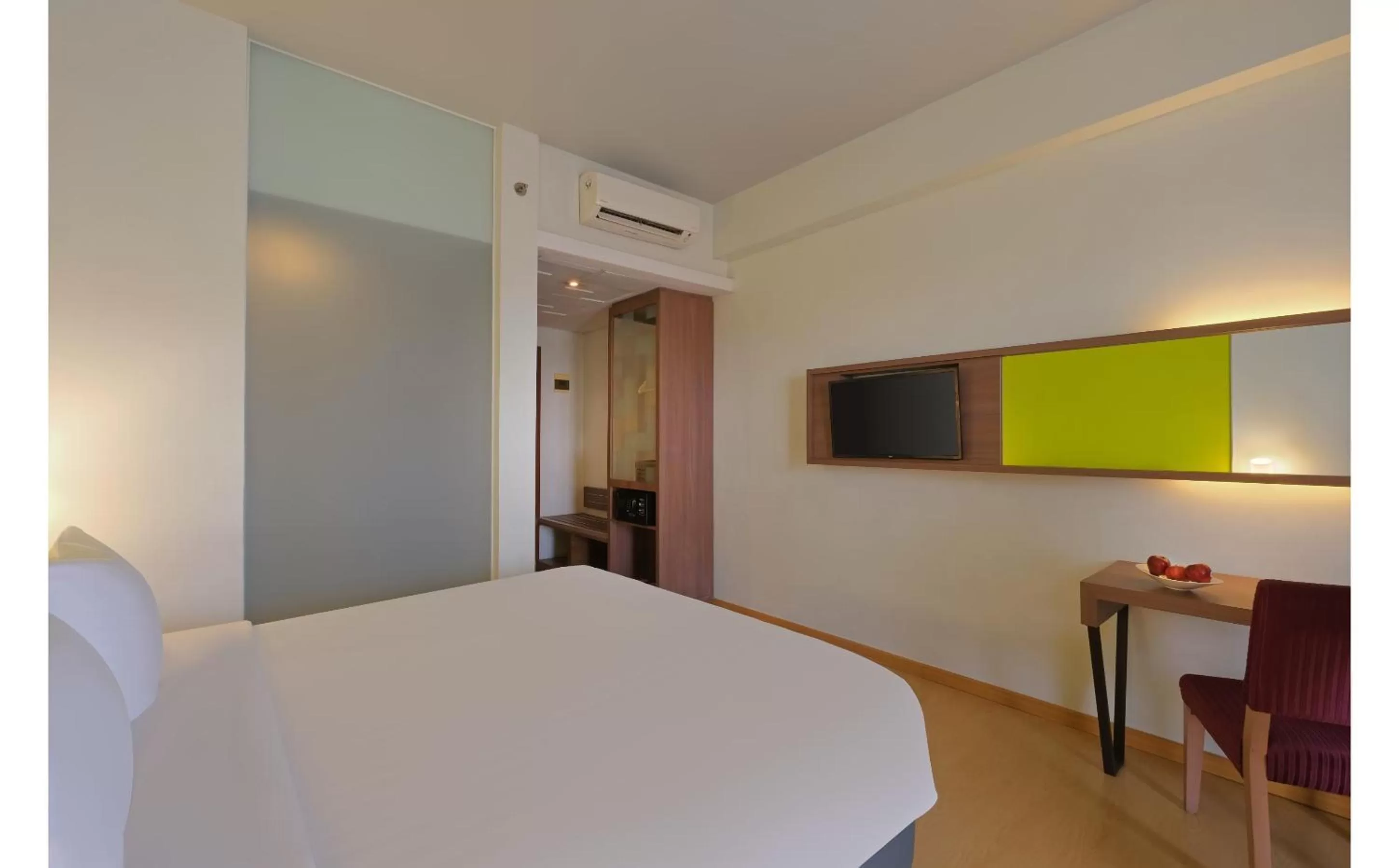 Bedroom, Bed in Quest Hotel Simpang Lima - Semarang by ASTON
