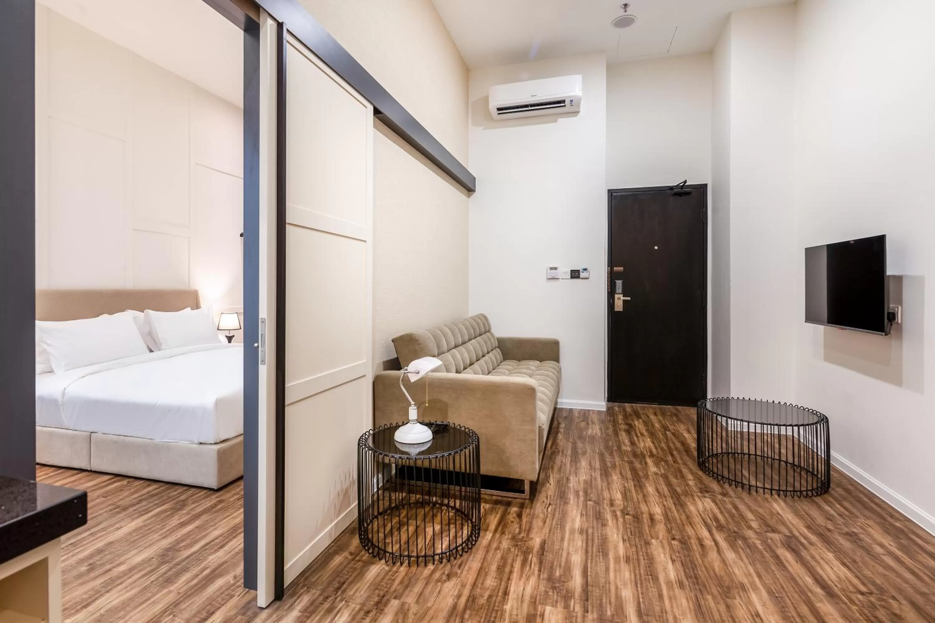 Living room, Bed in Wesley Hotel