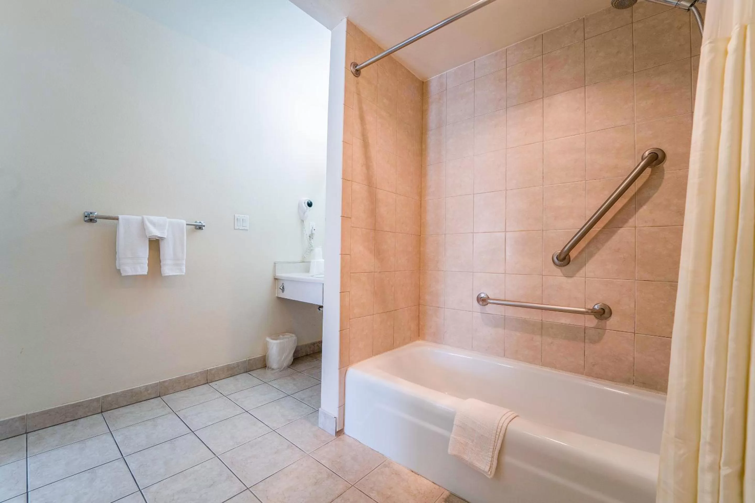 Bathroom in Royal Plaza Inn