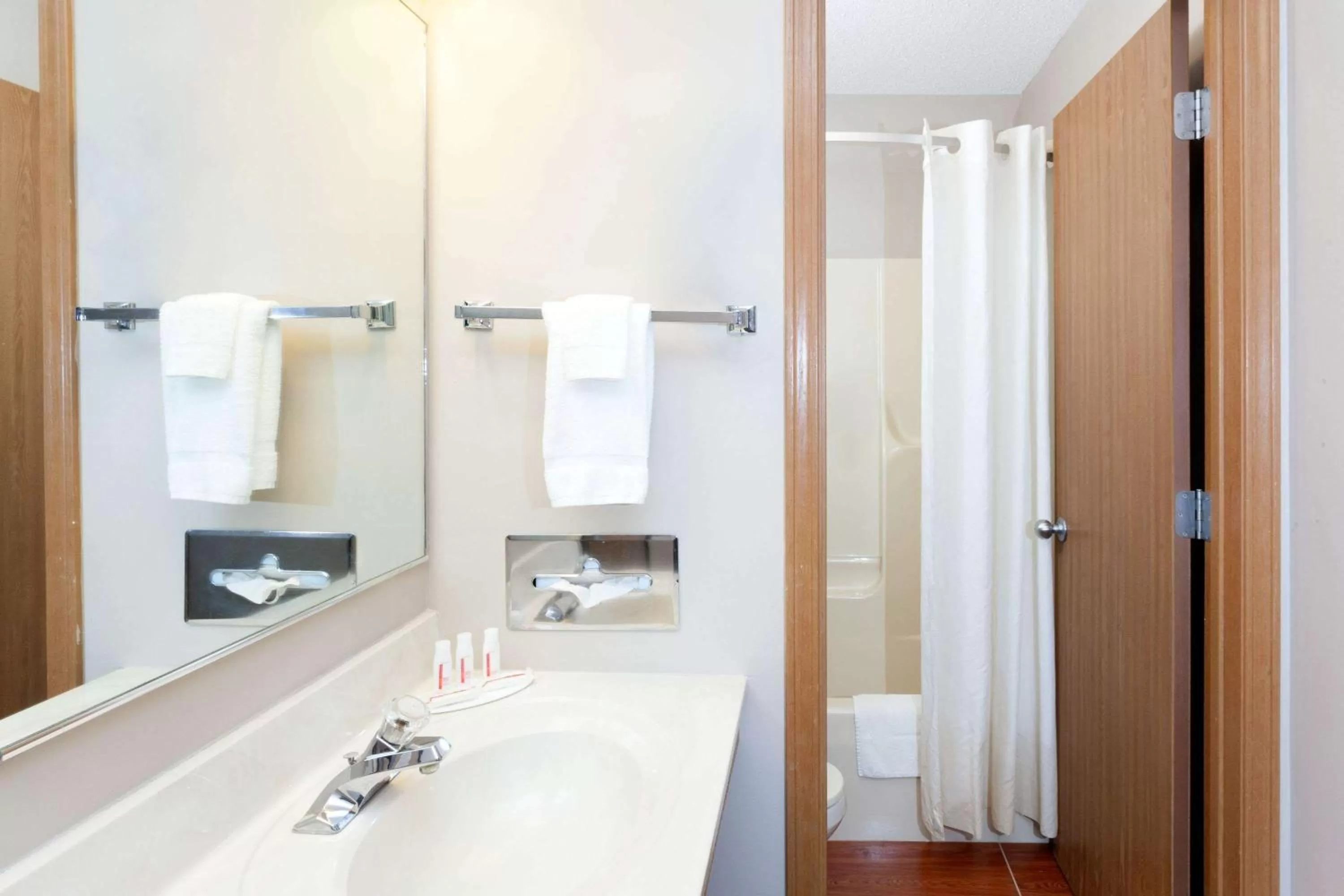 Photo of the whole room in Super 8 by Wyndham Gilman