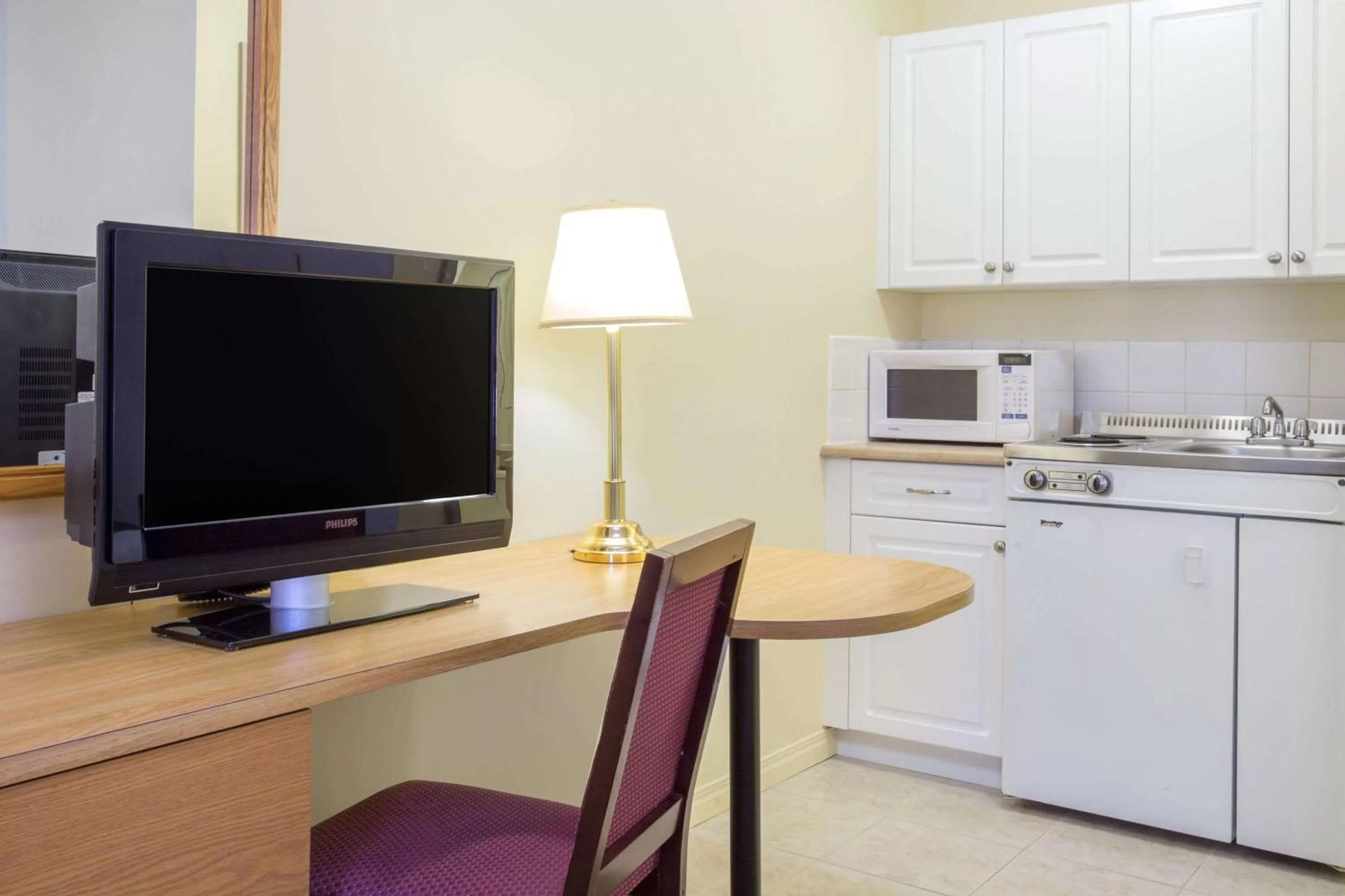 Photo of the whole room in Super 8 by Wyndham Lethbridge