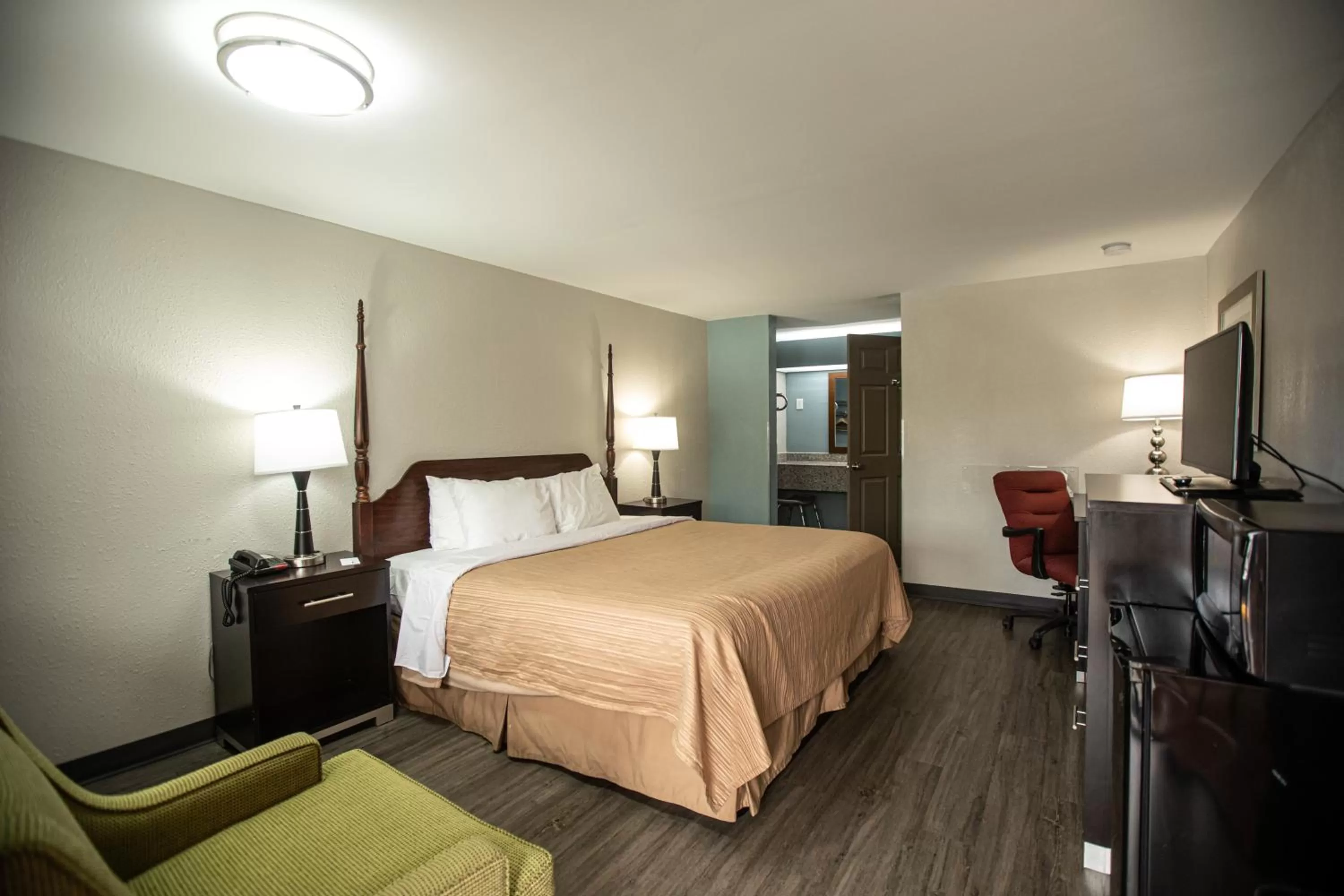 Photo of the whole room, Bed in Knights Inn Mount Airy