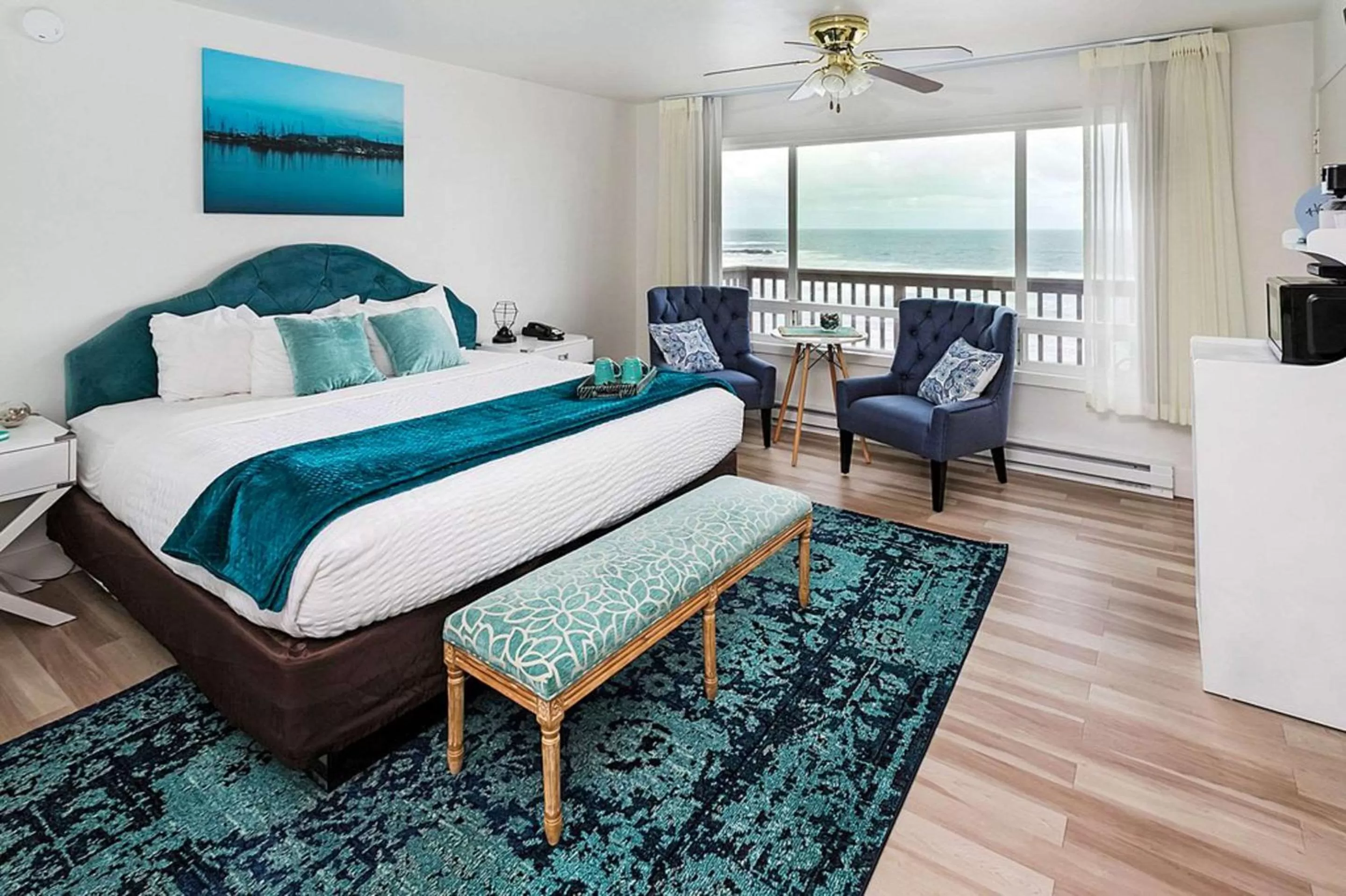 Photo of the whole room, Bed in Clarion Inn Surfrider Resort