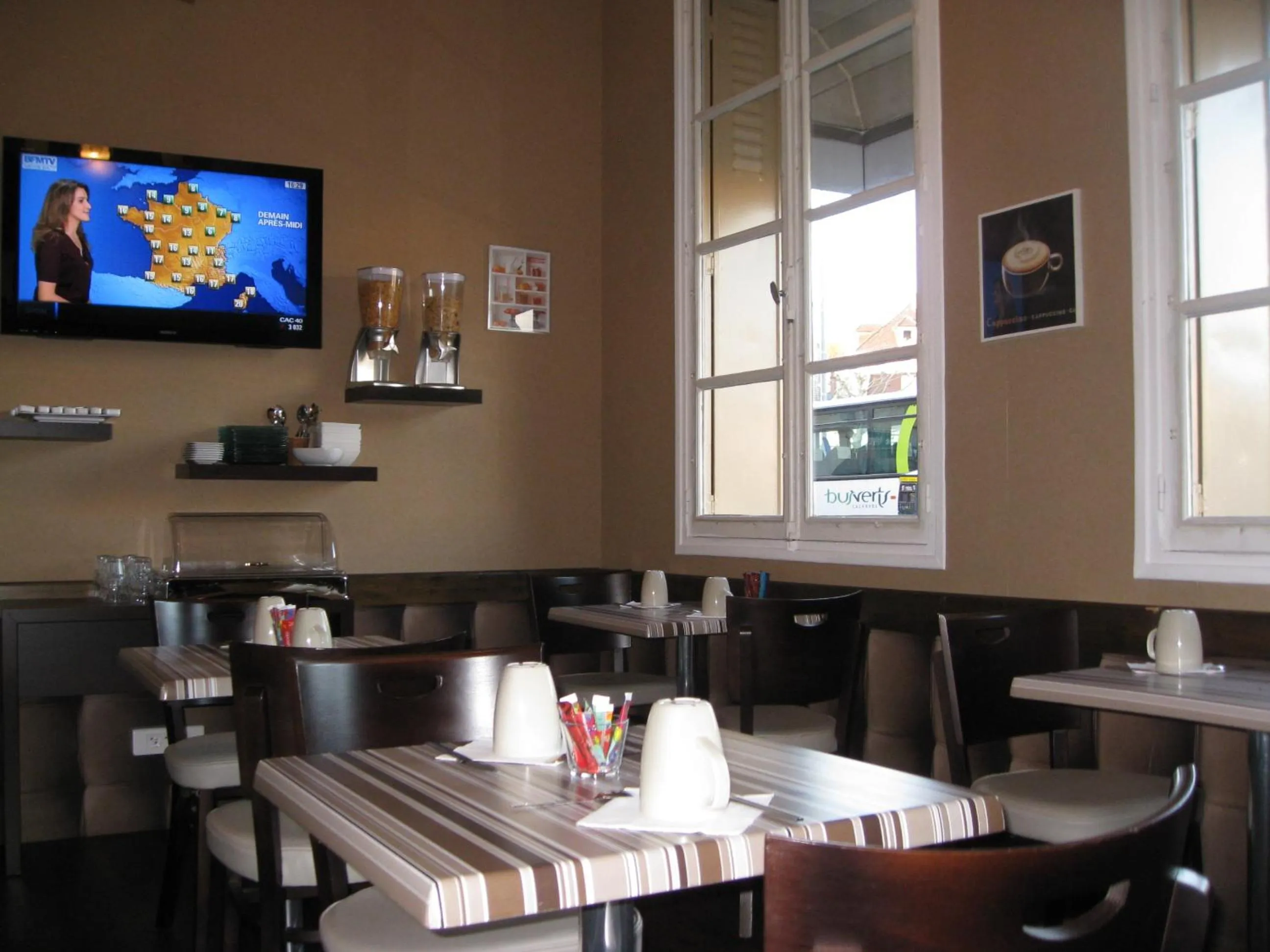 Buffet breakfast in Hotel De l'Univers