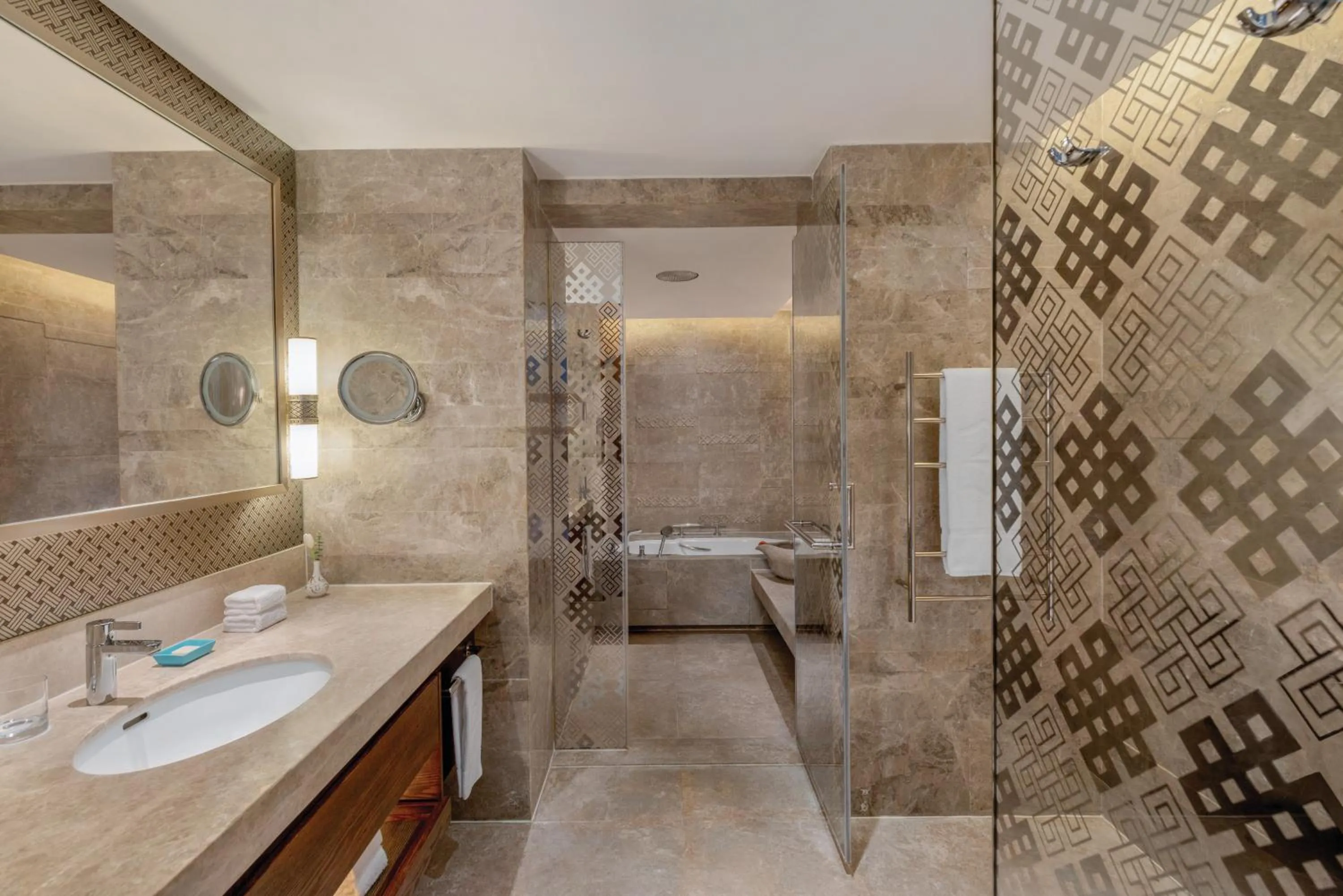 Horizon Club King Room with Potala View in Shangri-La Lhasa