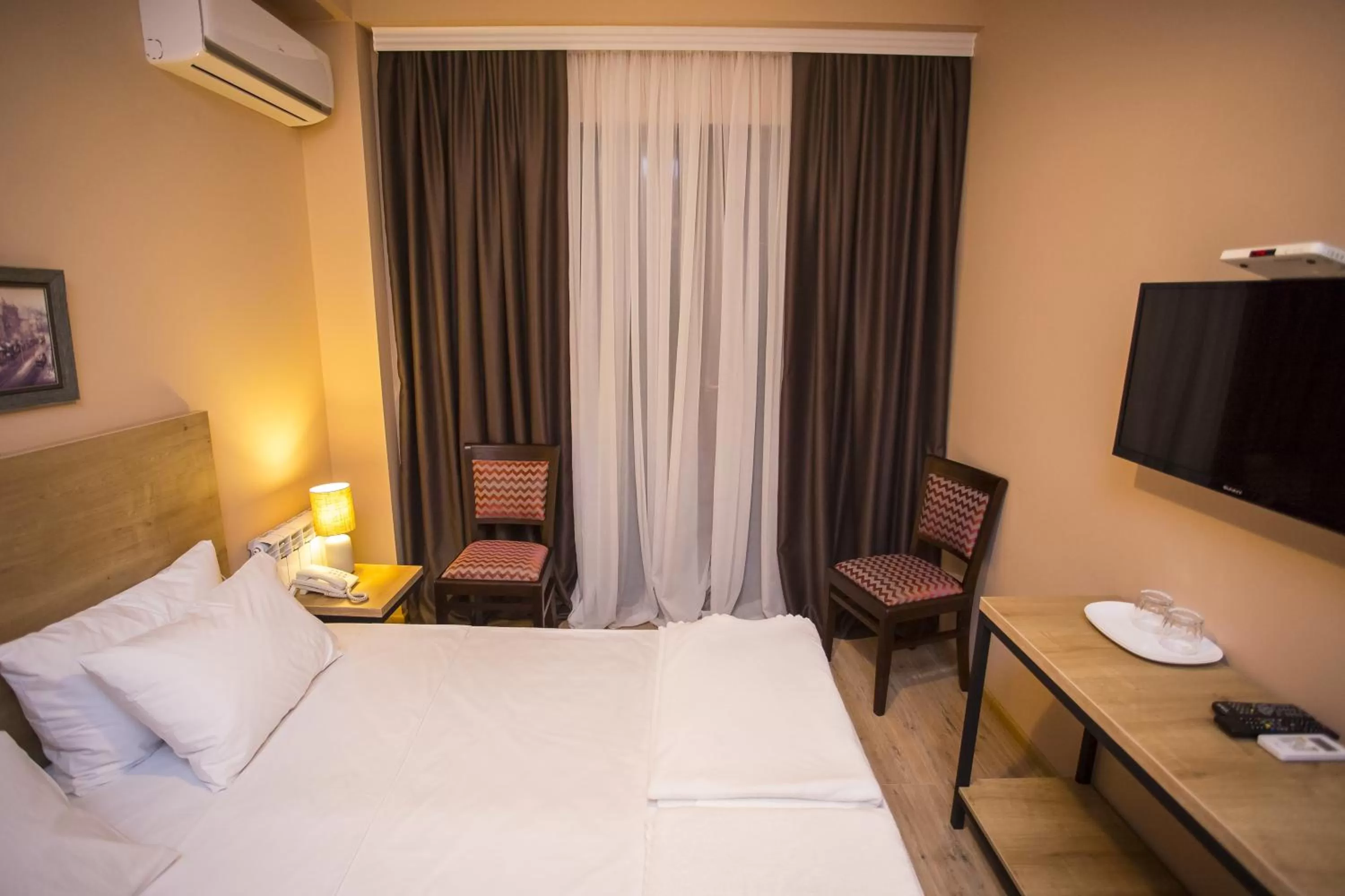 Inner courtyard view, Bed in Hotel N16