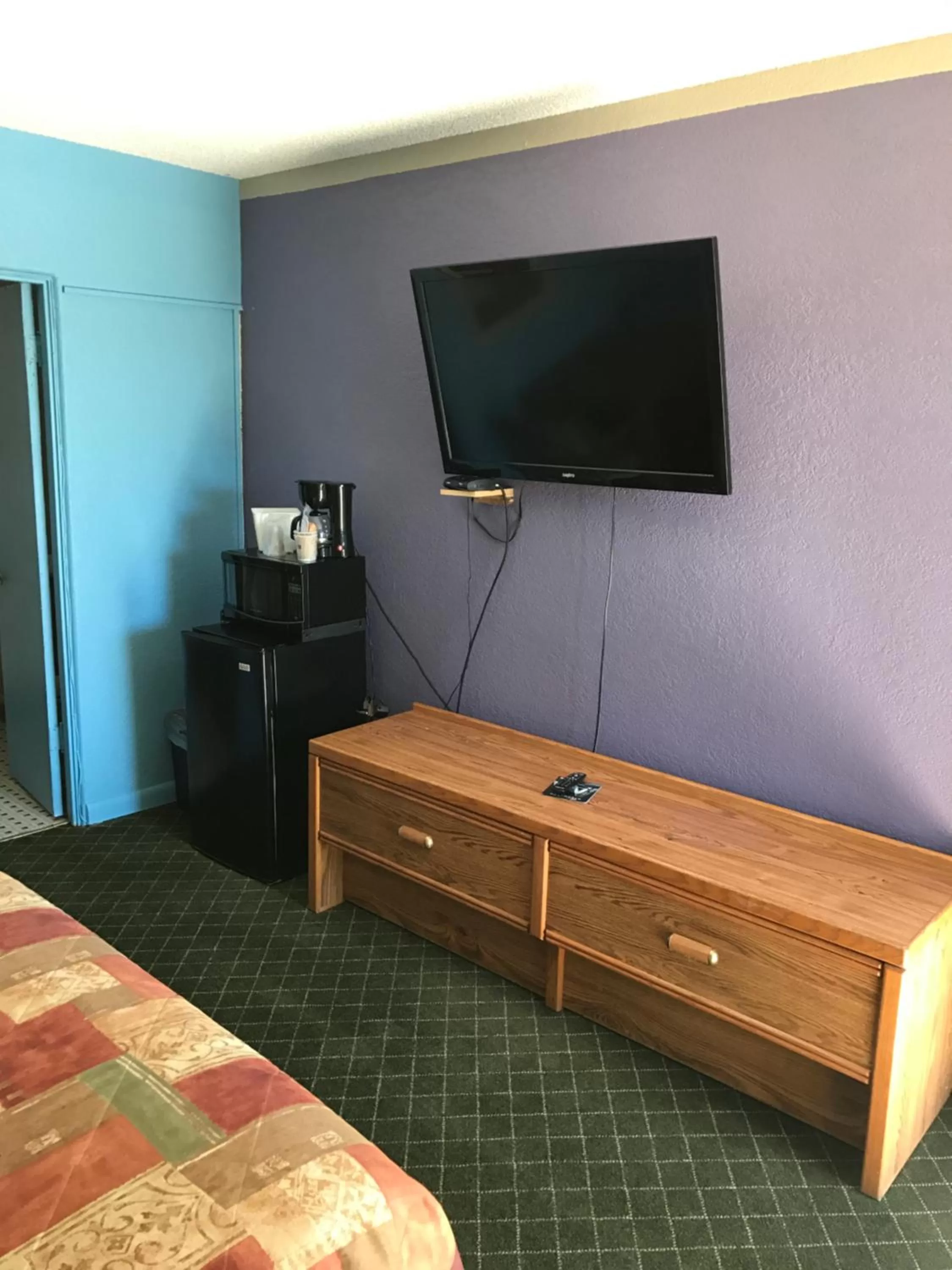 TV and multimedia, Bed in Western Inn Roswell