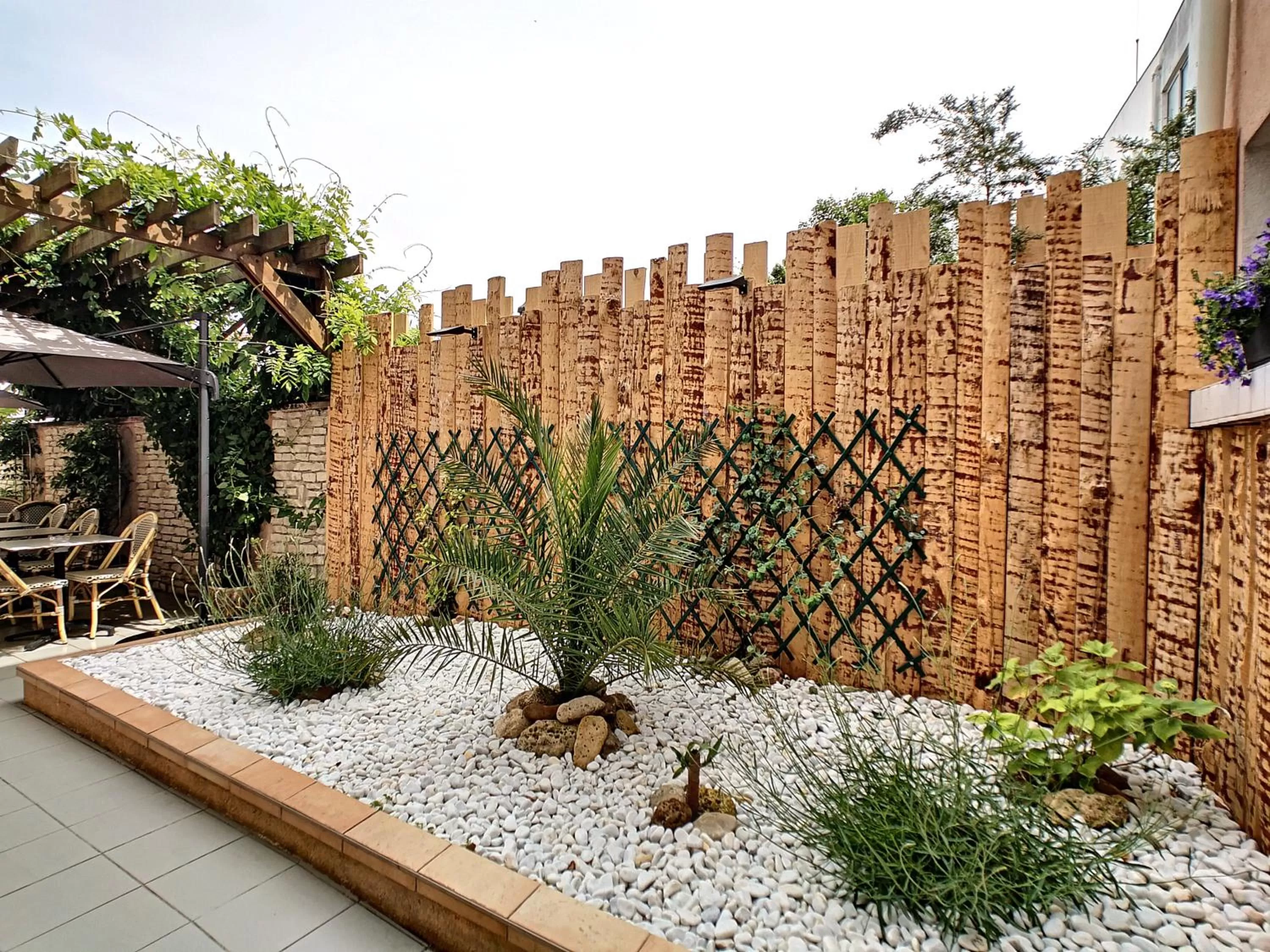Patio in Logis Hôtel Rêve de Sable