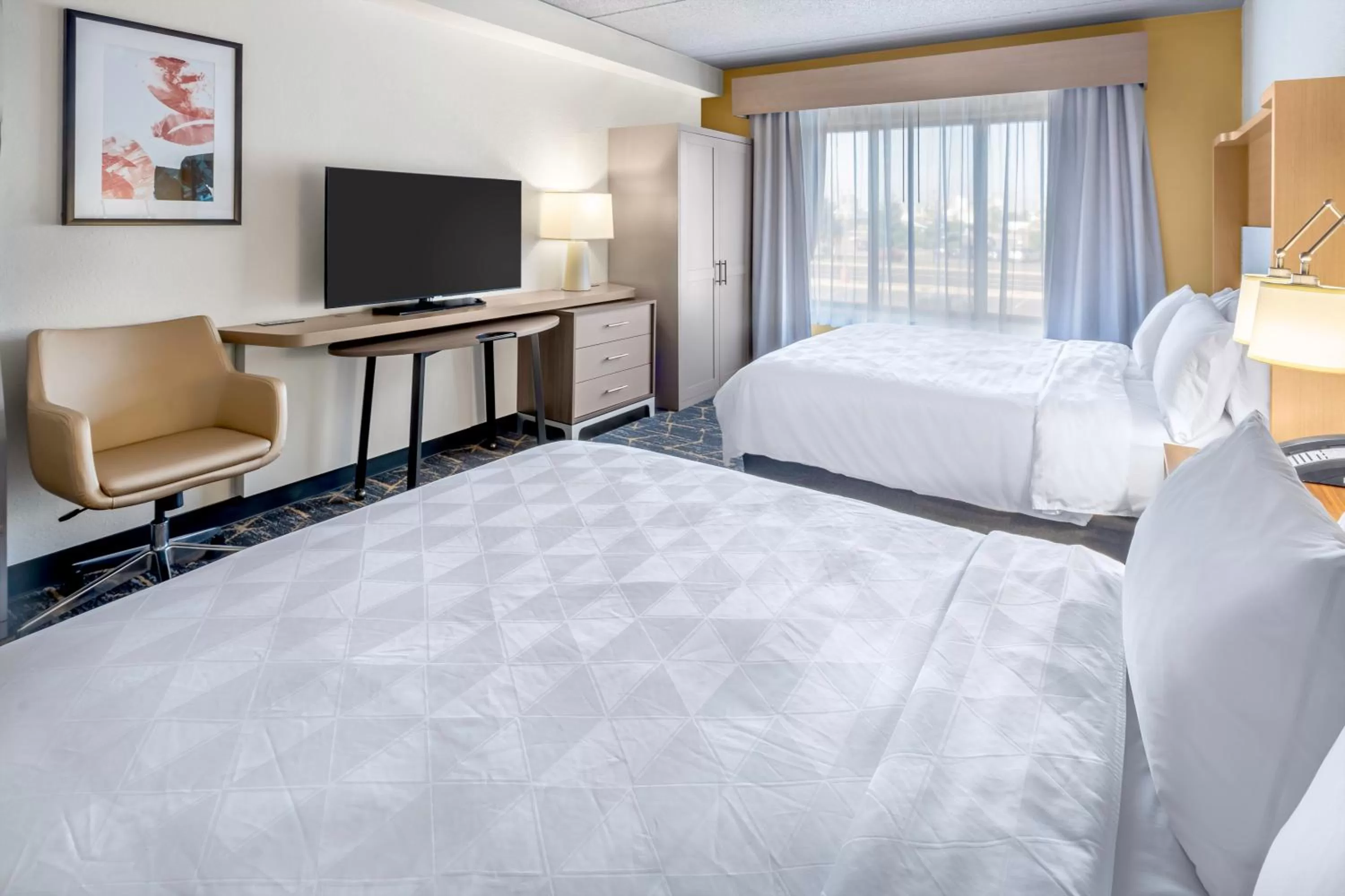 Photo of the whole room, Bed in Holiday Inn & Suites Wausau-Rothschild by IHG