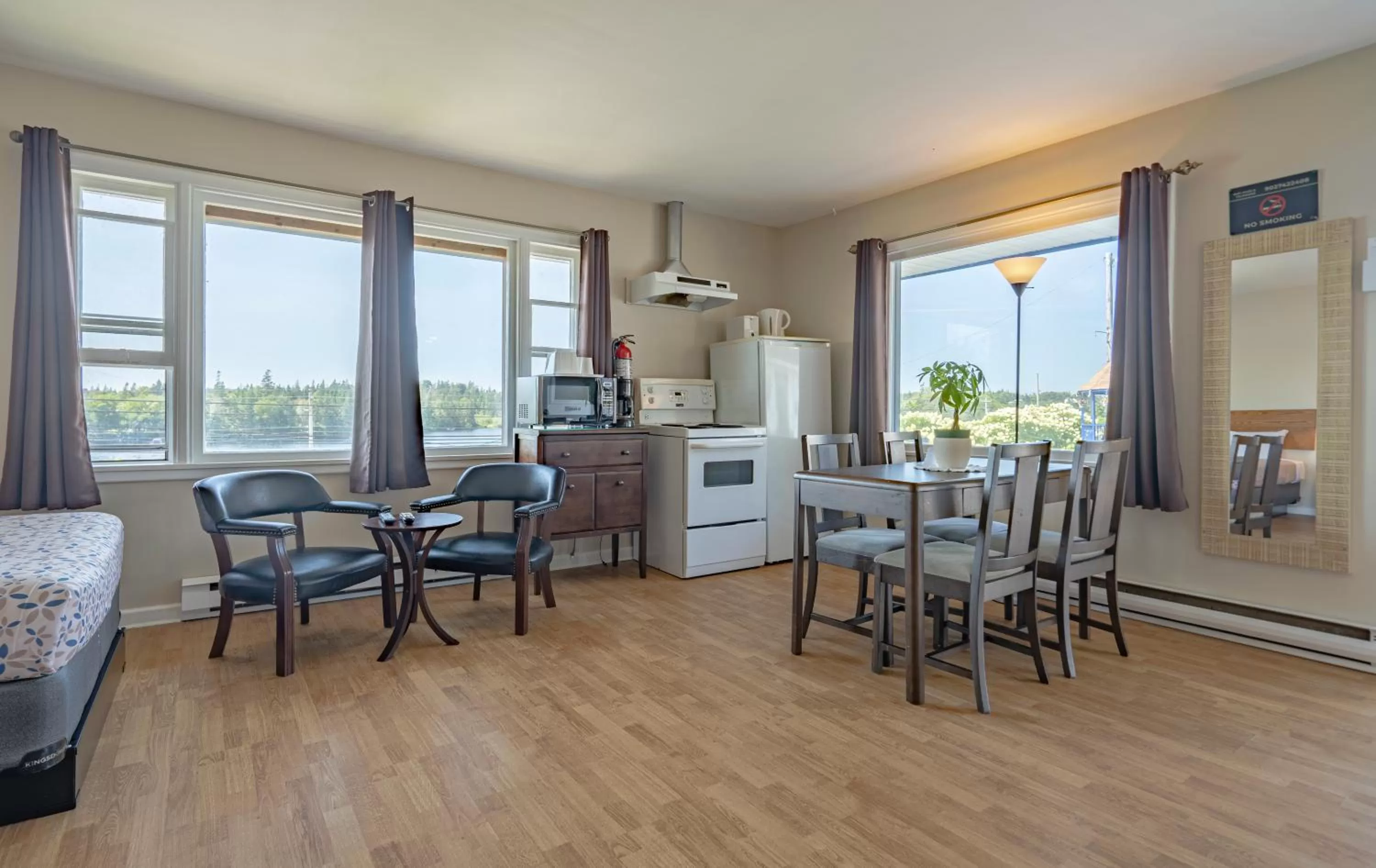 Dining area in Novastar Motel On The Lake