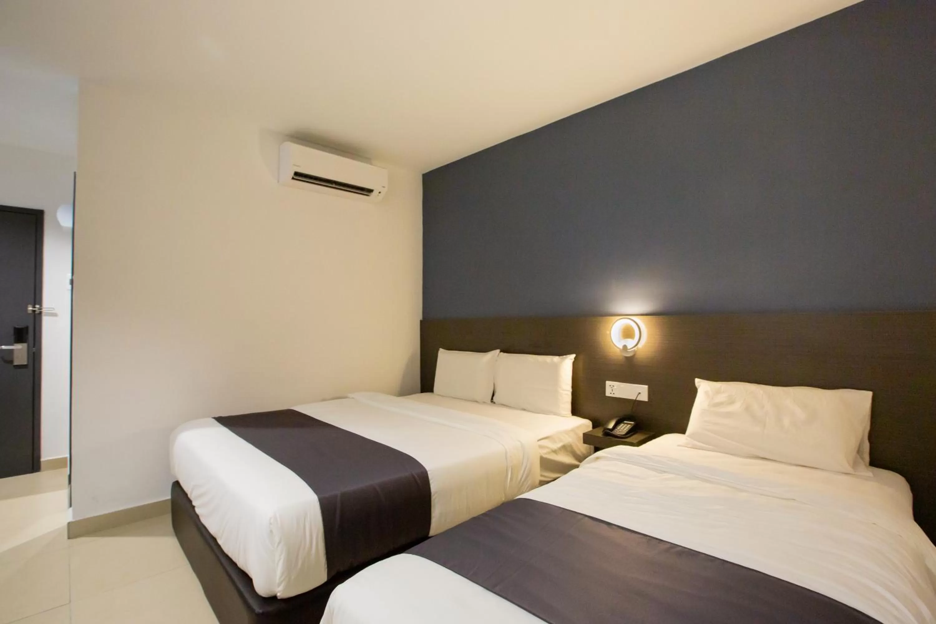 Bed in 1 Hotel Signature