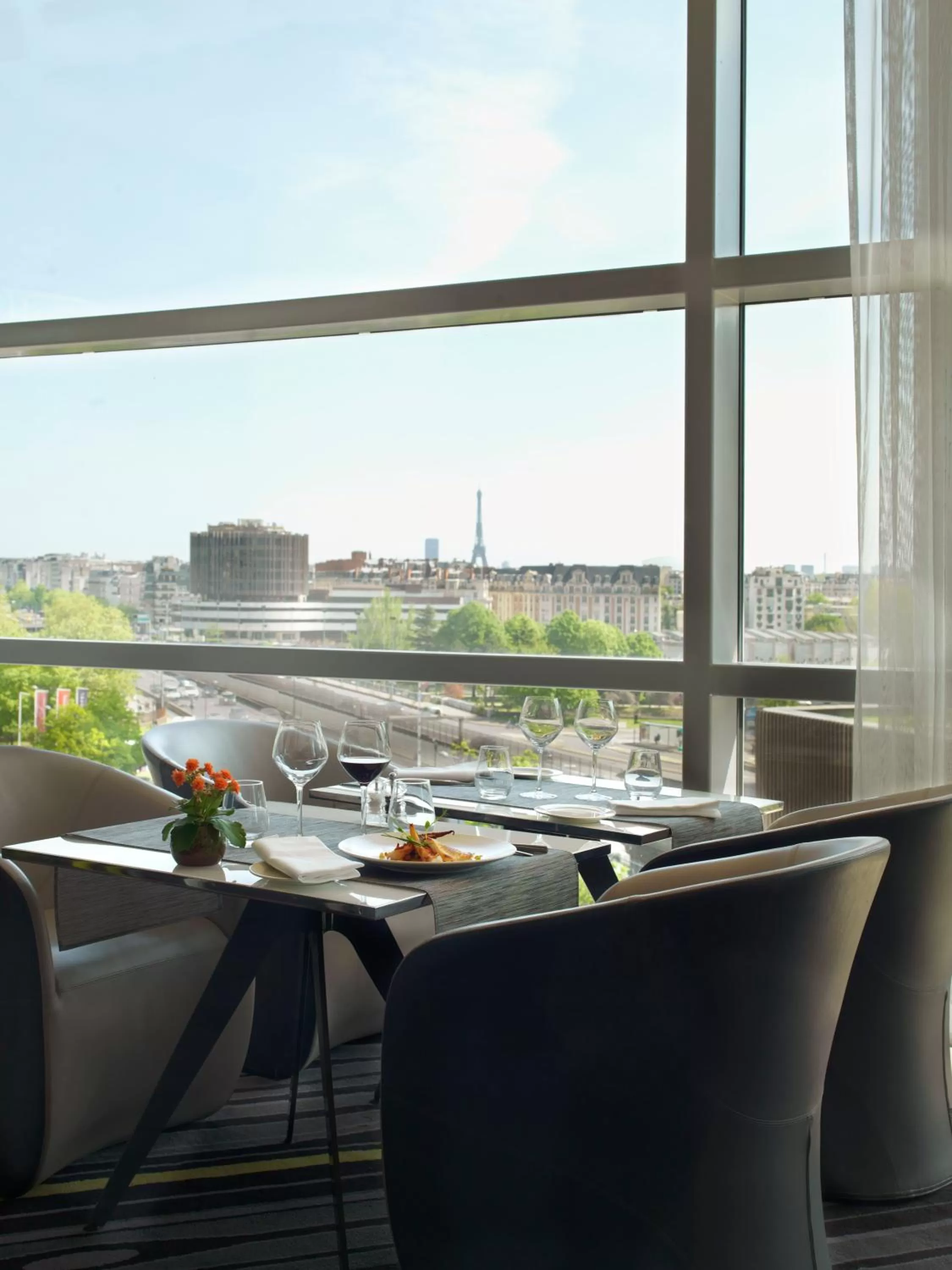 Restaurant/places to eat in Melia Paris La Defense