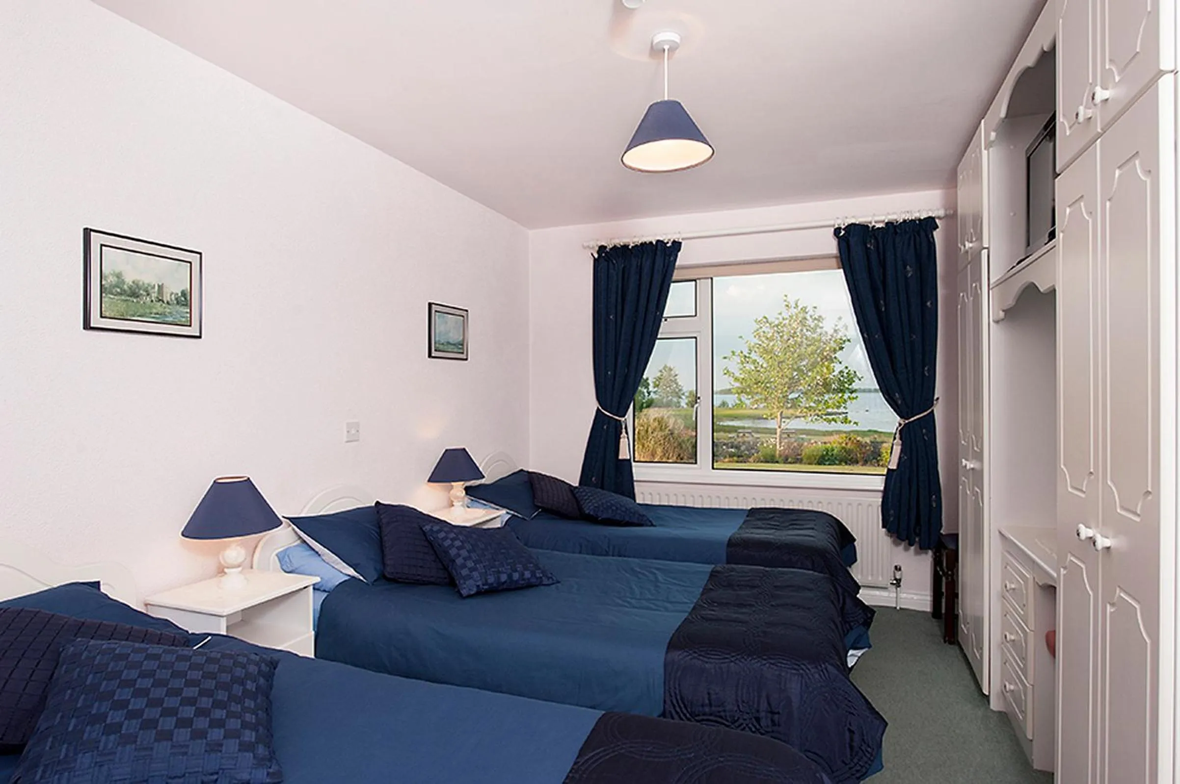 Shower in The Waterfront House Country Home