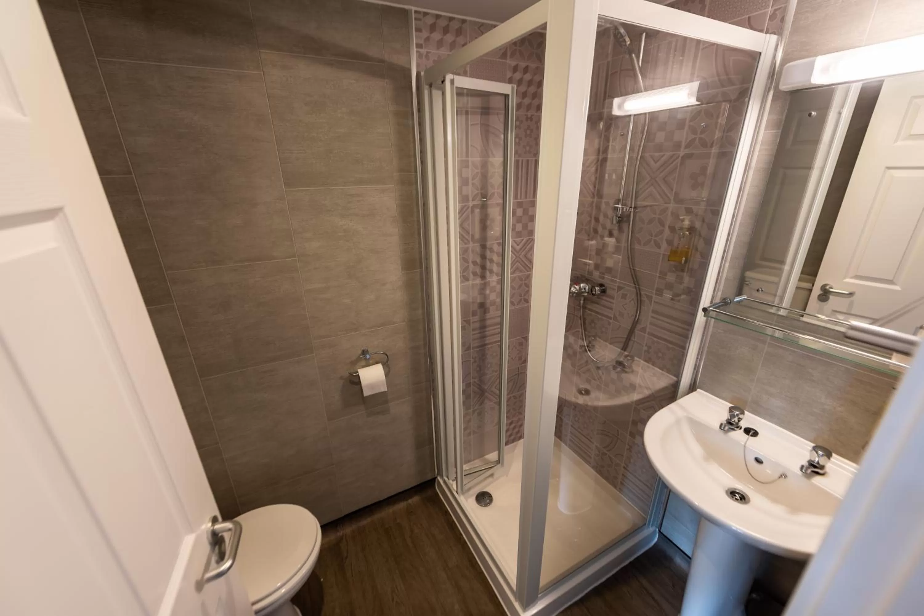 Shower in Queen Street Tap