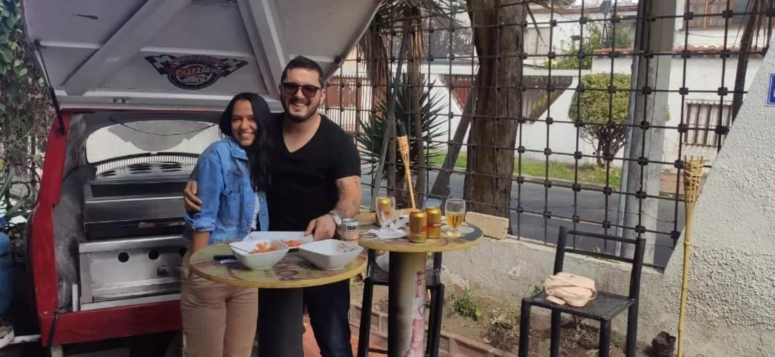 People in acogedor Hostal usaquen la parada del tren