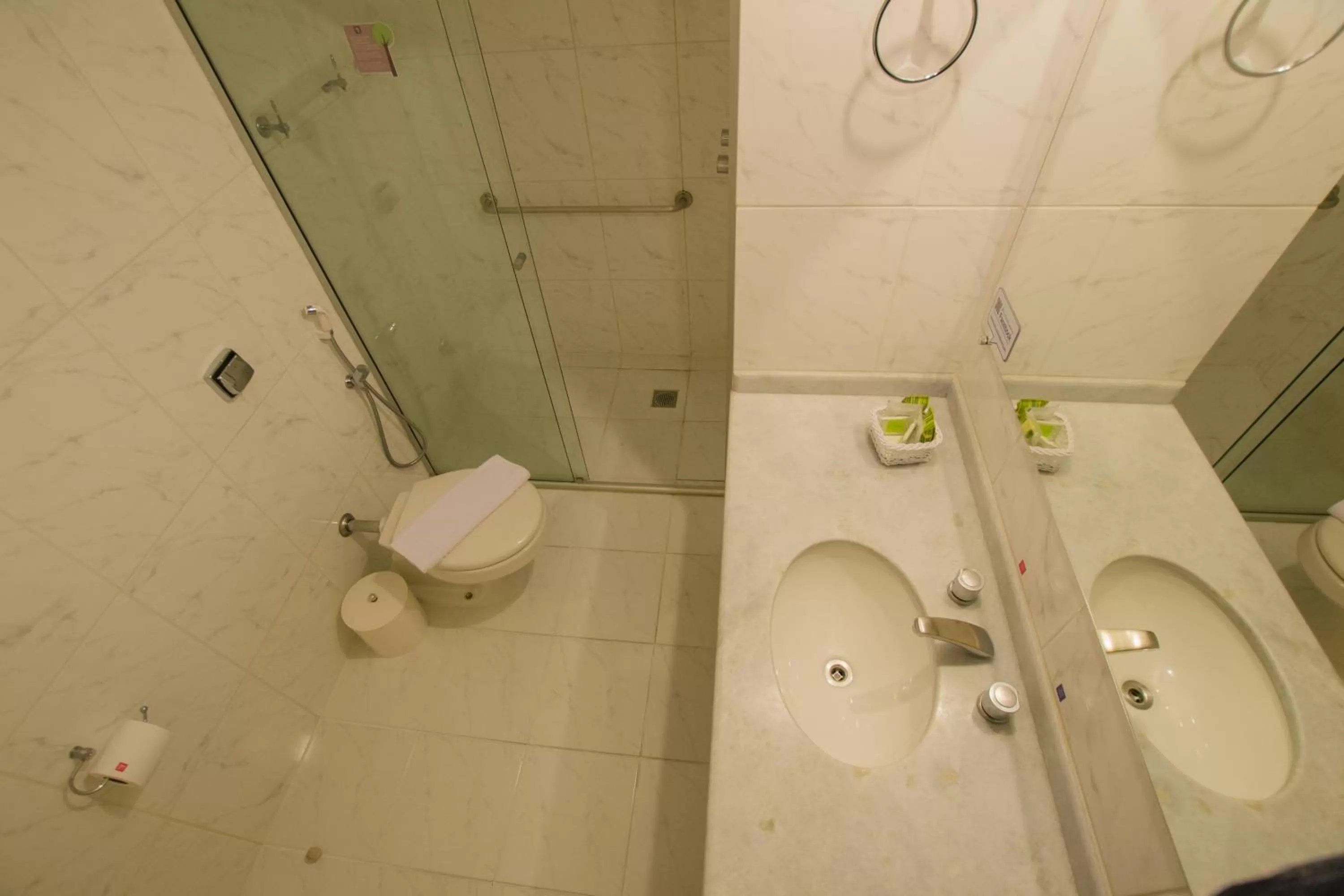 Bathroom in SJ Executive - San Juan Curitiba