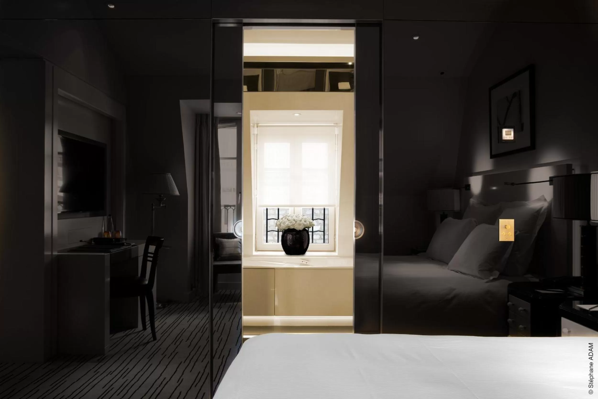 Bathroom, Bed in Hotel Montaigne