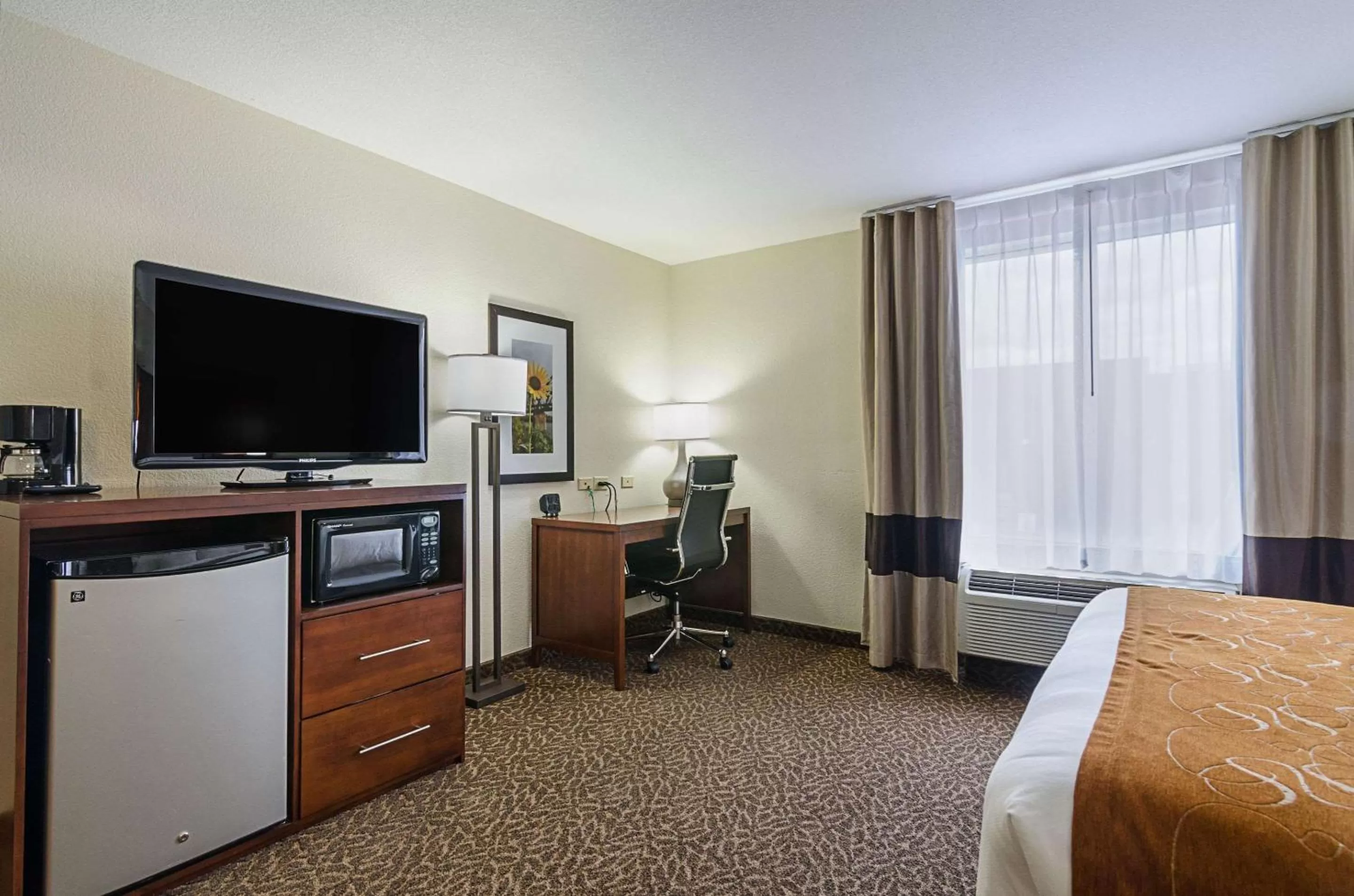 Photo of the whole room, Bed in Quality Suites Springdale West I-49