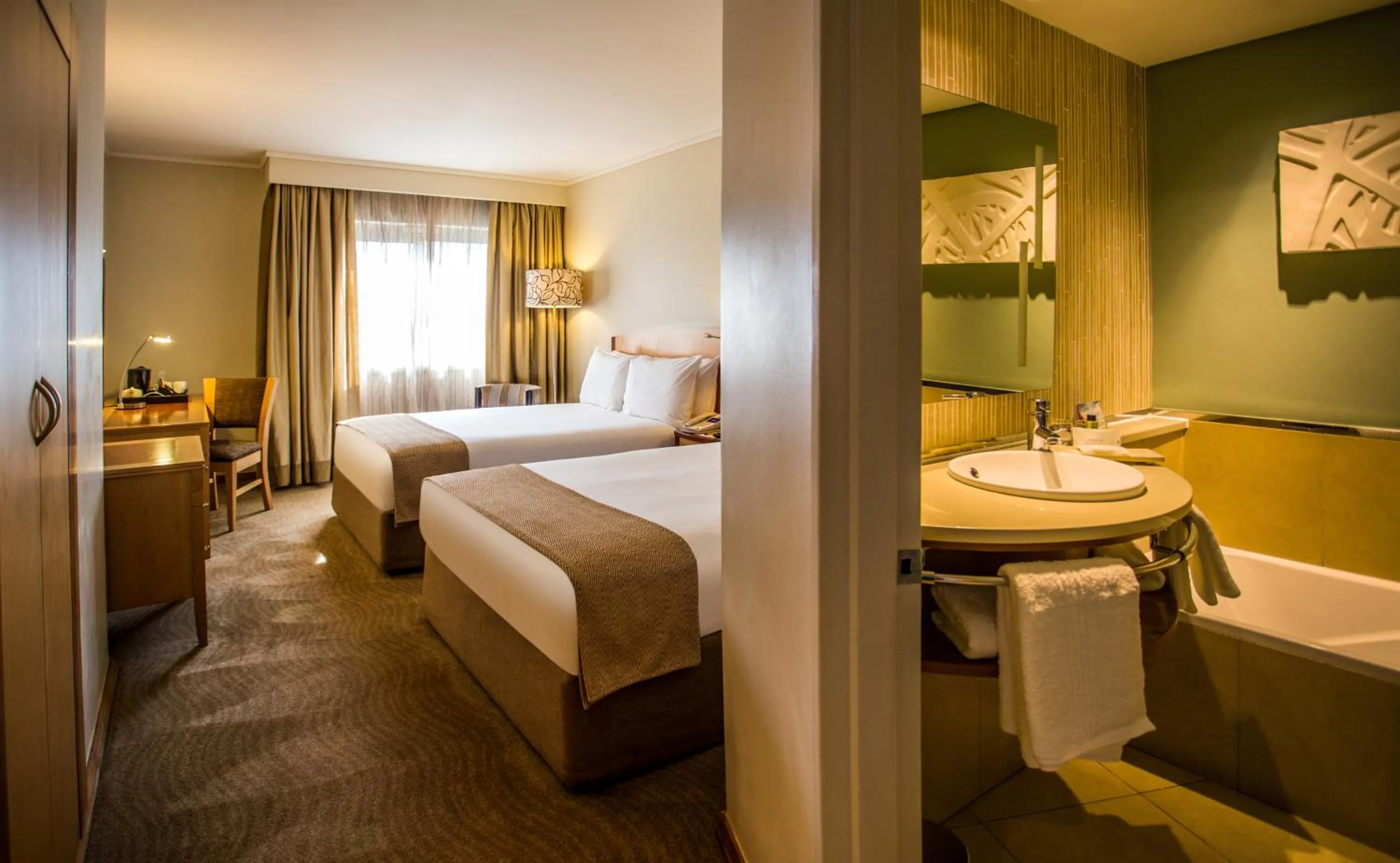 Bathroom, Bed in Garden Court Eastgate