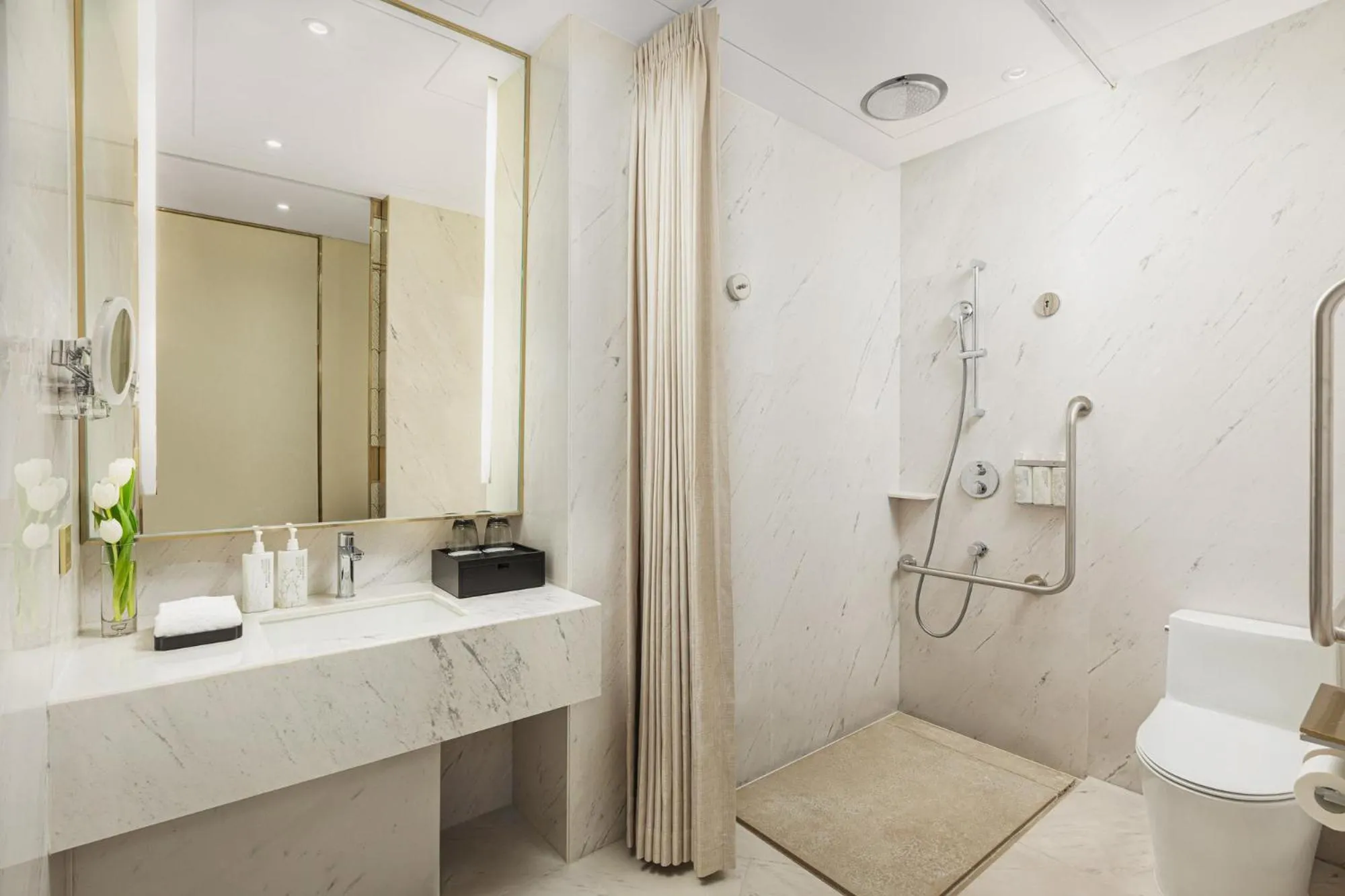 Shower in HUALUXE Shanghai Changfeng Park by IHG