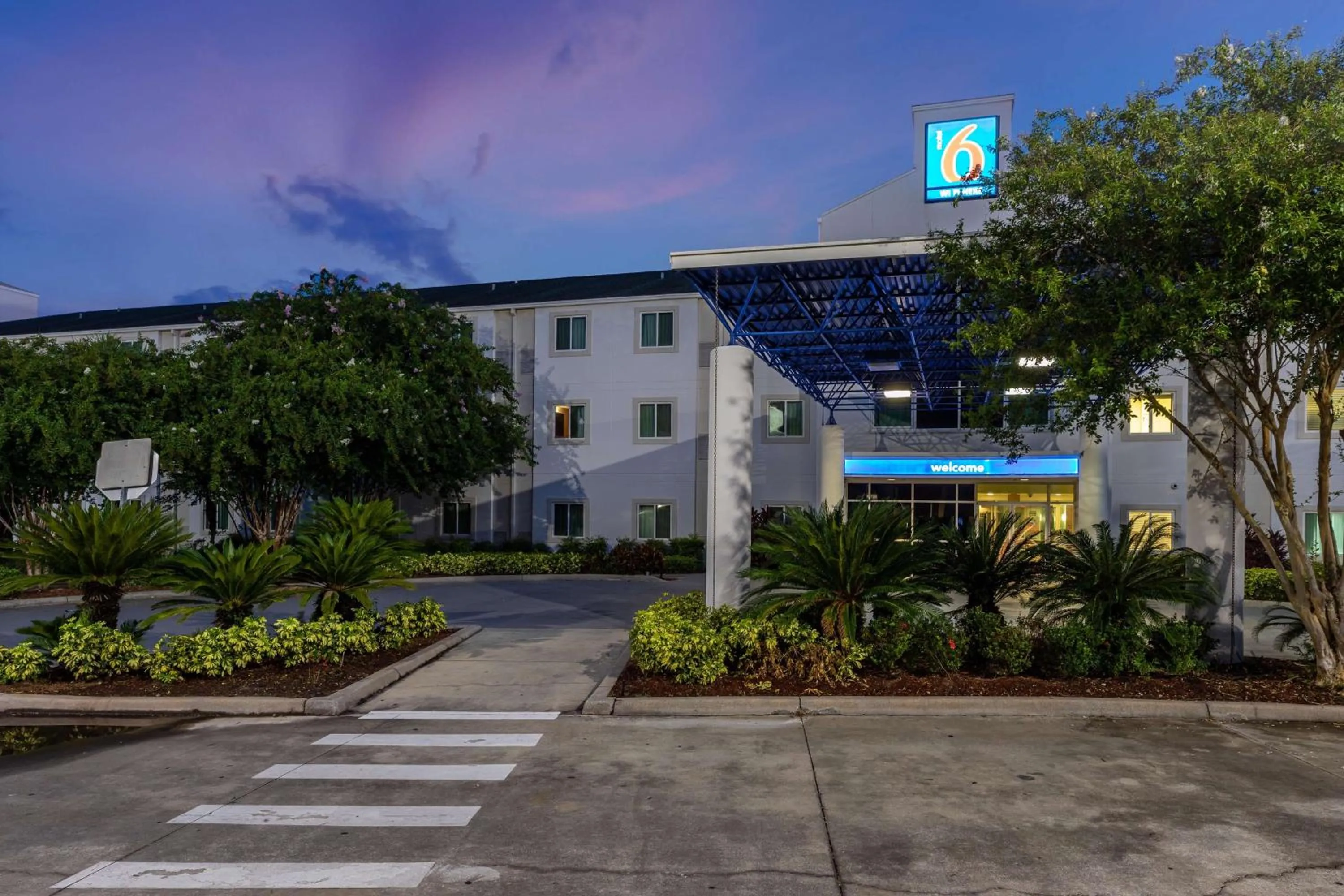Property building in Motel 6-Orlando, FL - International Dr