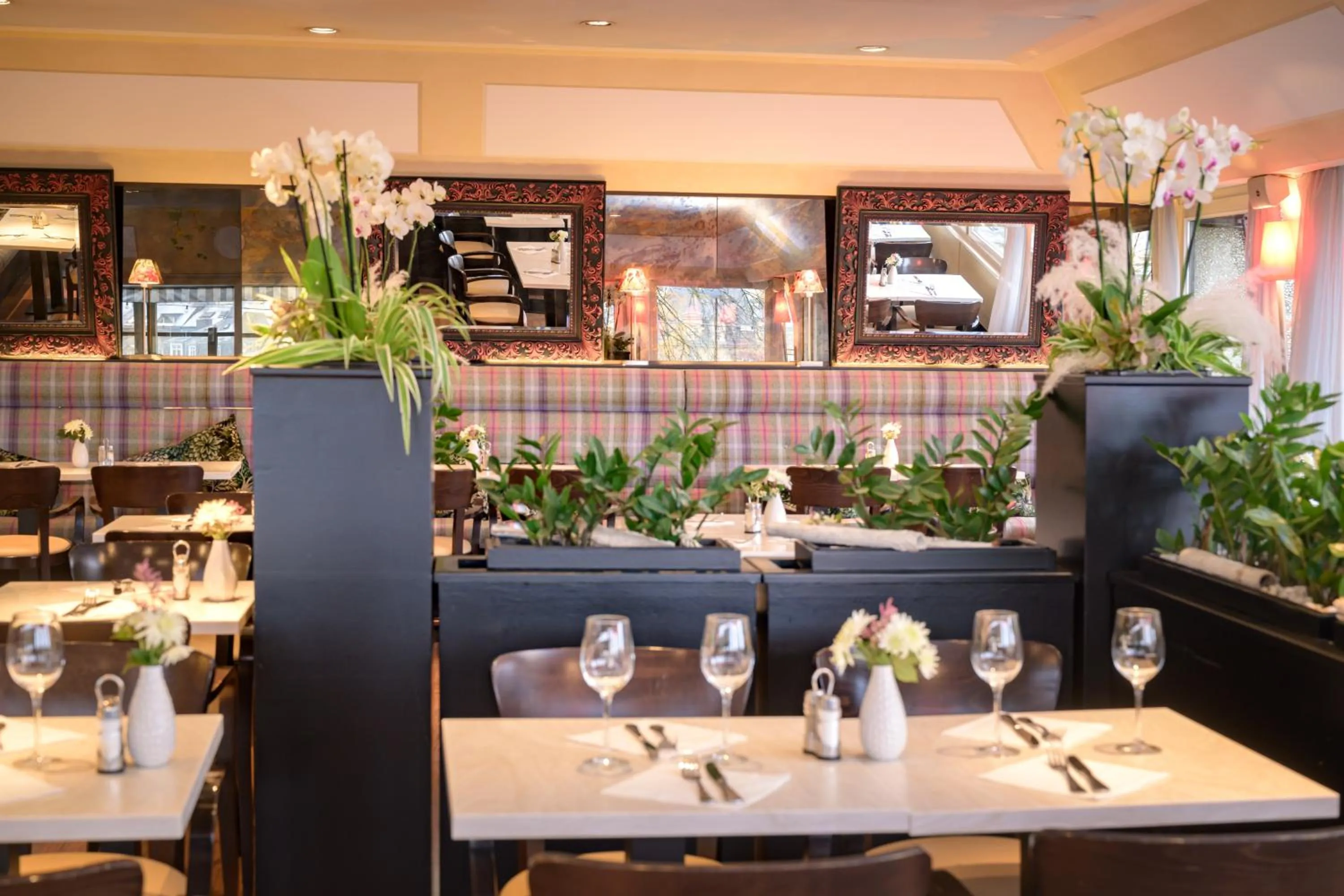 Restaurant/places to eat in Hotel Parc Plaza