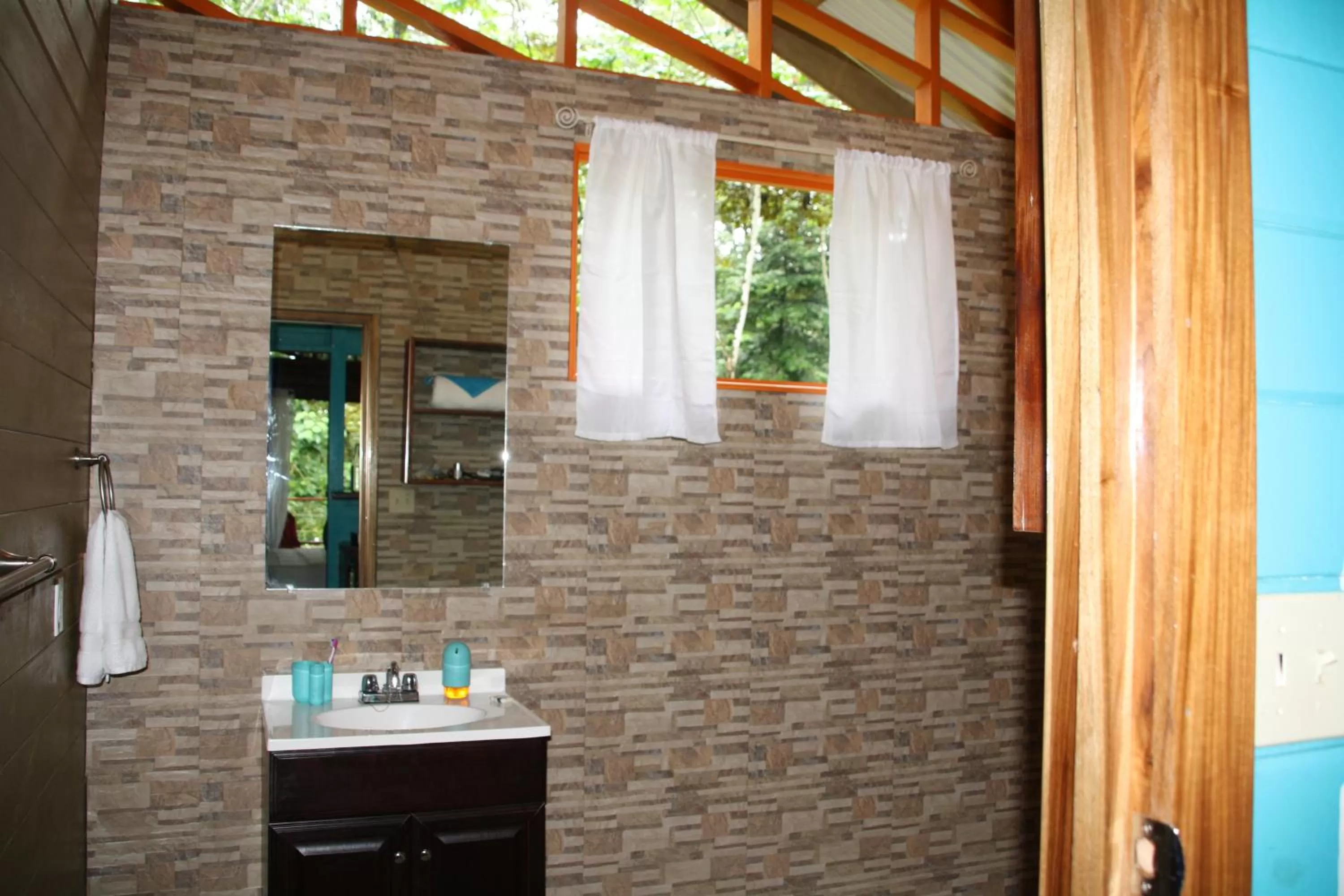 Bathroom in Surf Break at Paunch