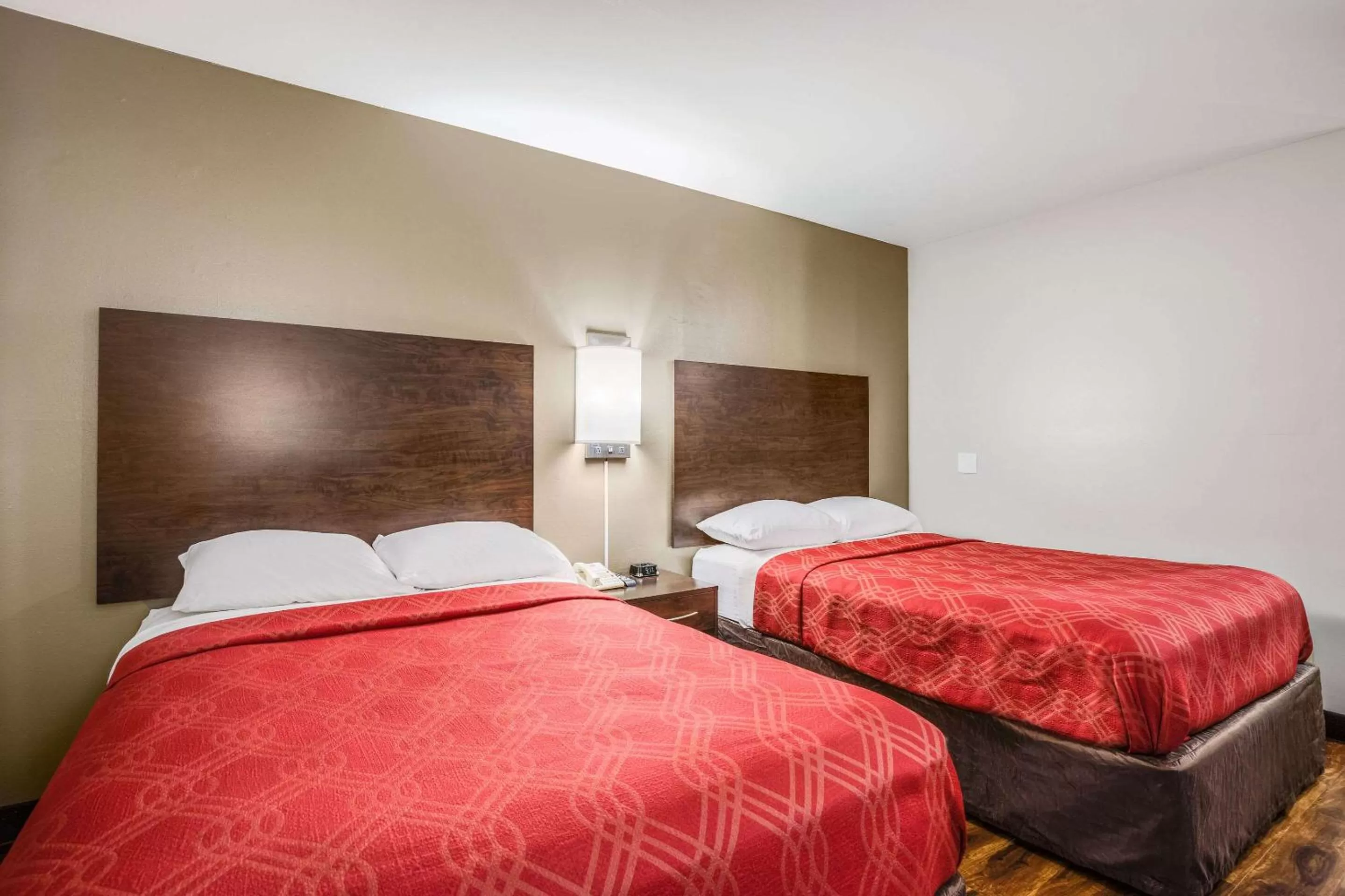 Bedroom, Bed in Econo Lodge Milwaukee Airport