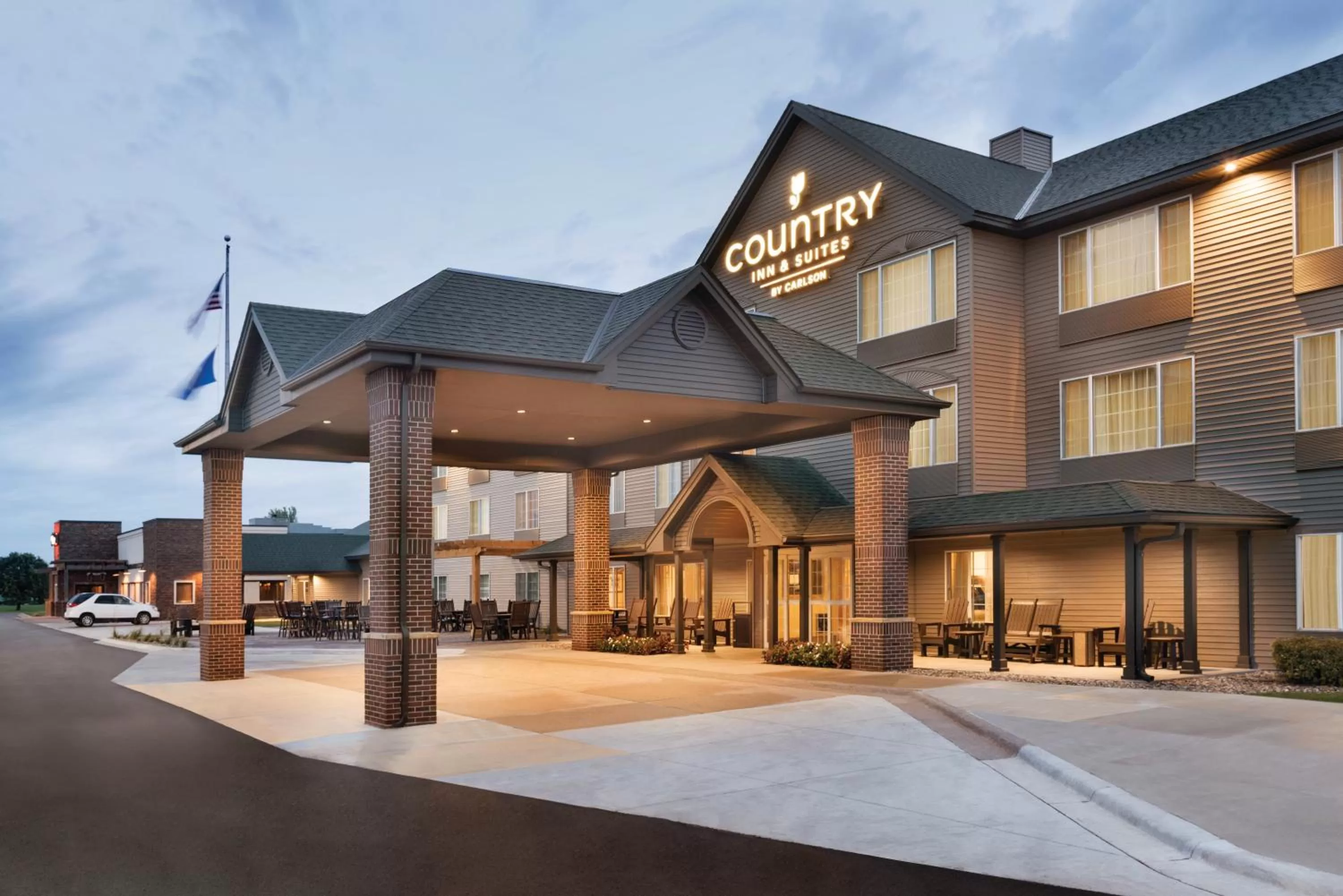 Facade/entrance in Country Inn & Suites by Radisson, Mankato Hotel and Conference Center, MN