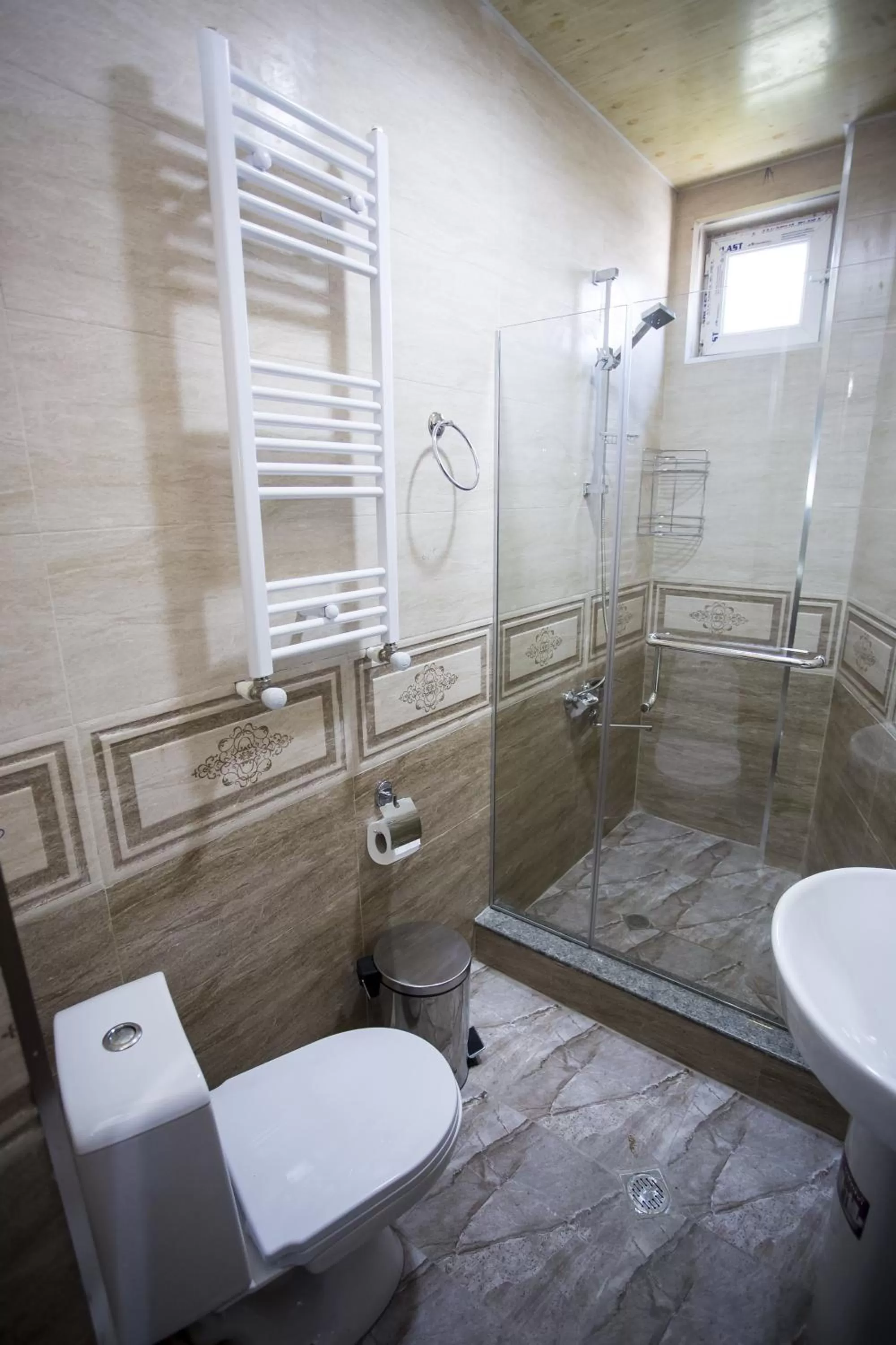 Shower, Bathroom in Hotel Garanti