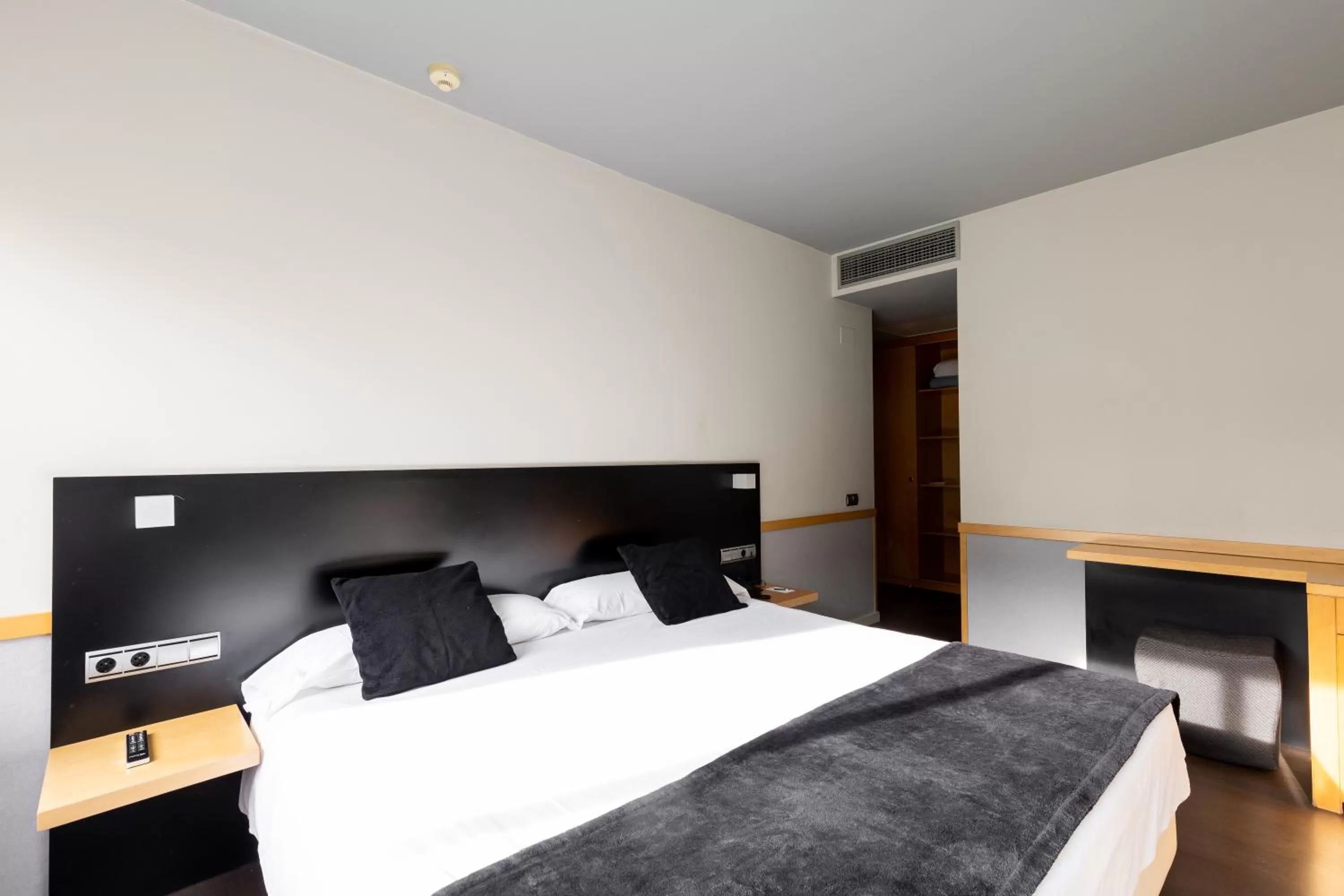 Photo of the whole room, Bed in Onix Liceo