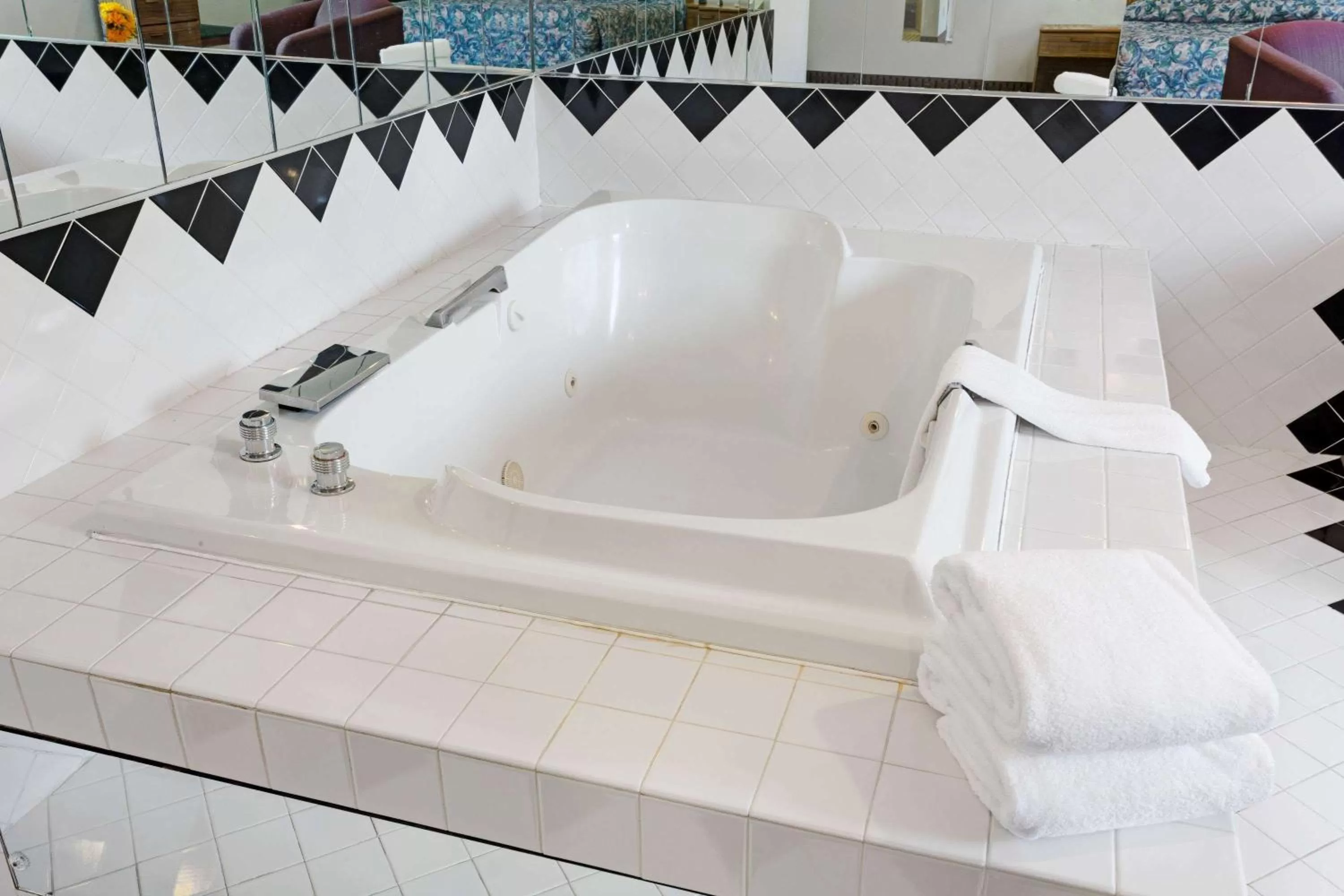 Photo of the whole room in Super 8 by Wyndham Canonsburg/Pittsburgh Area