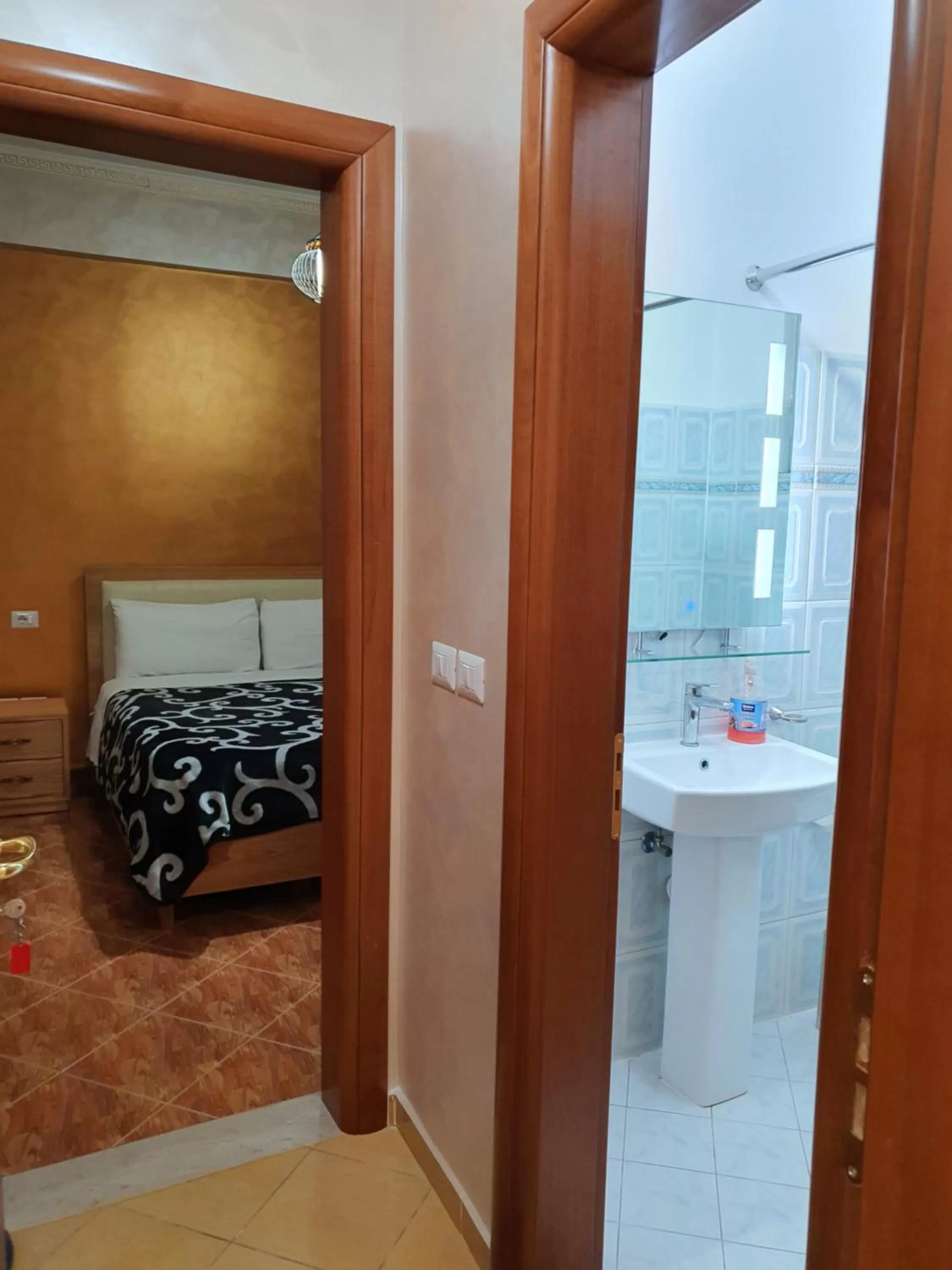 Bed in Kompleksi GJONI