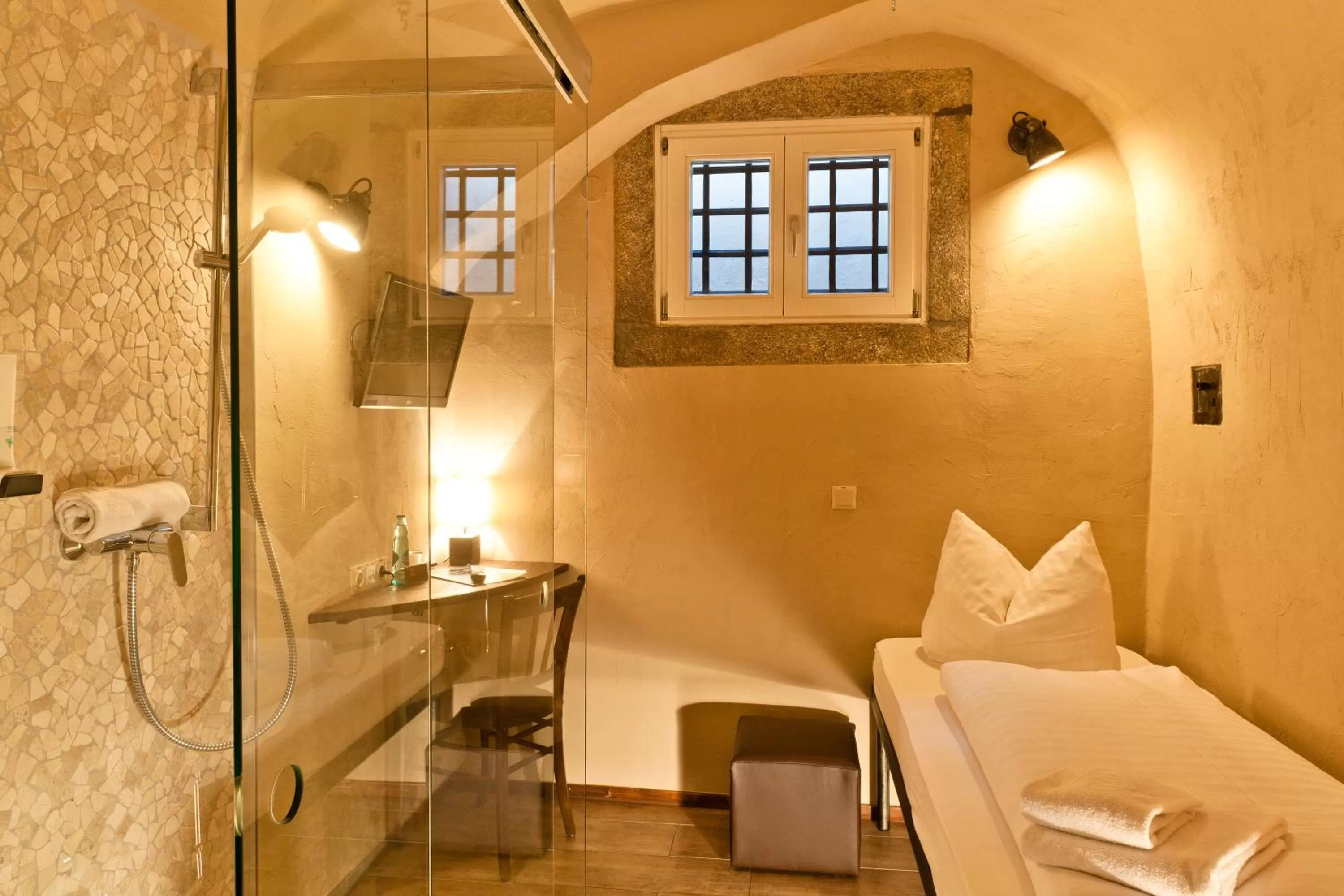 Single Room with Shower in Knast-Hotel Fronfeste