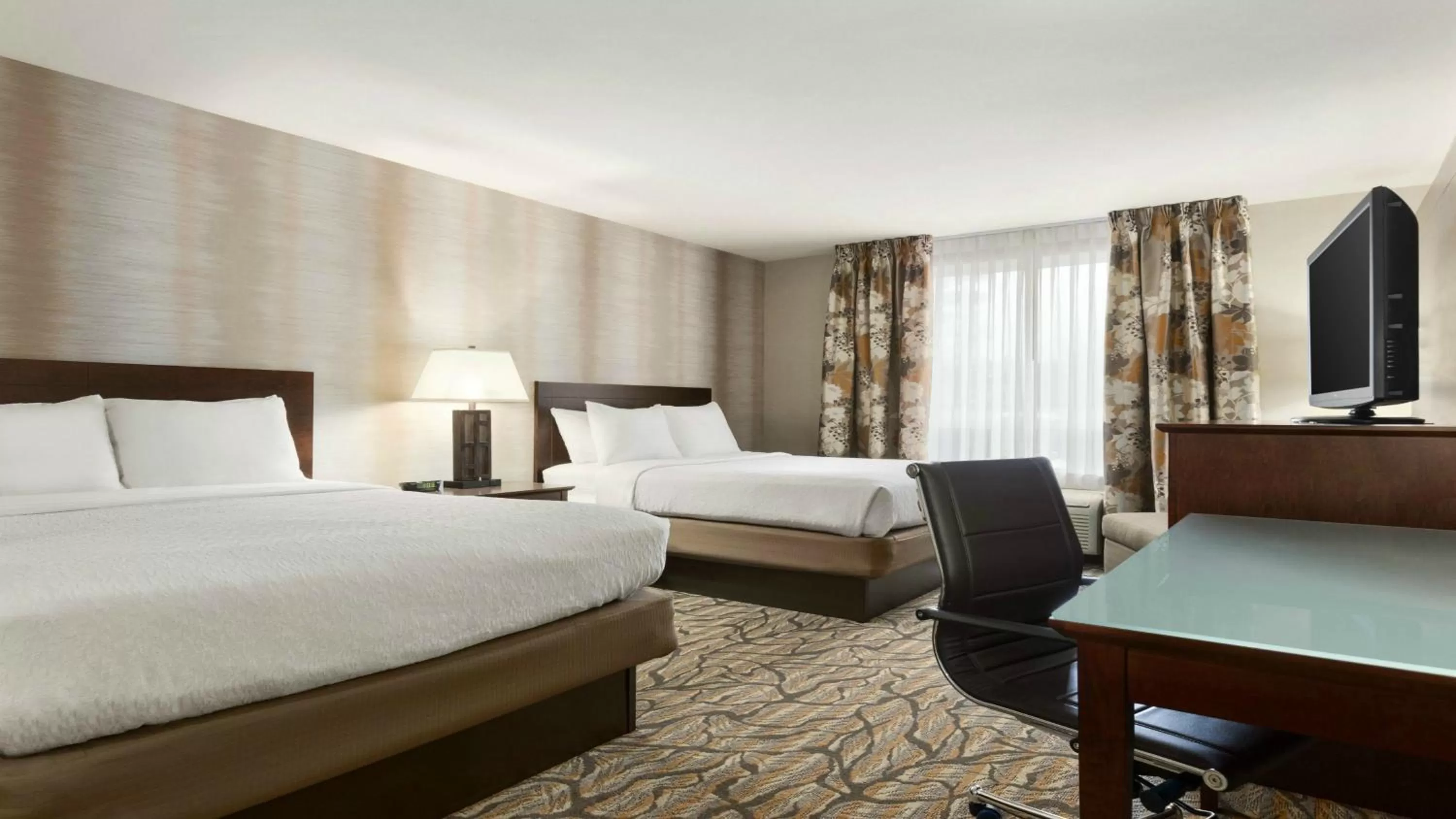 Photo of the whole room, Bed in Holiday Inn Hotel & Suites Gateway by IHG