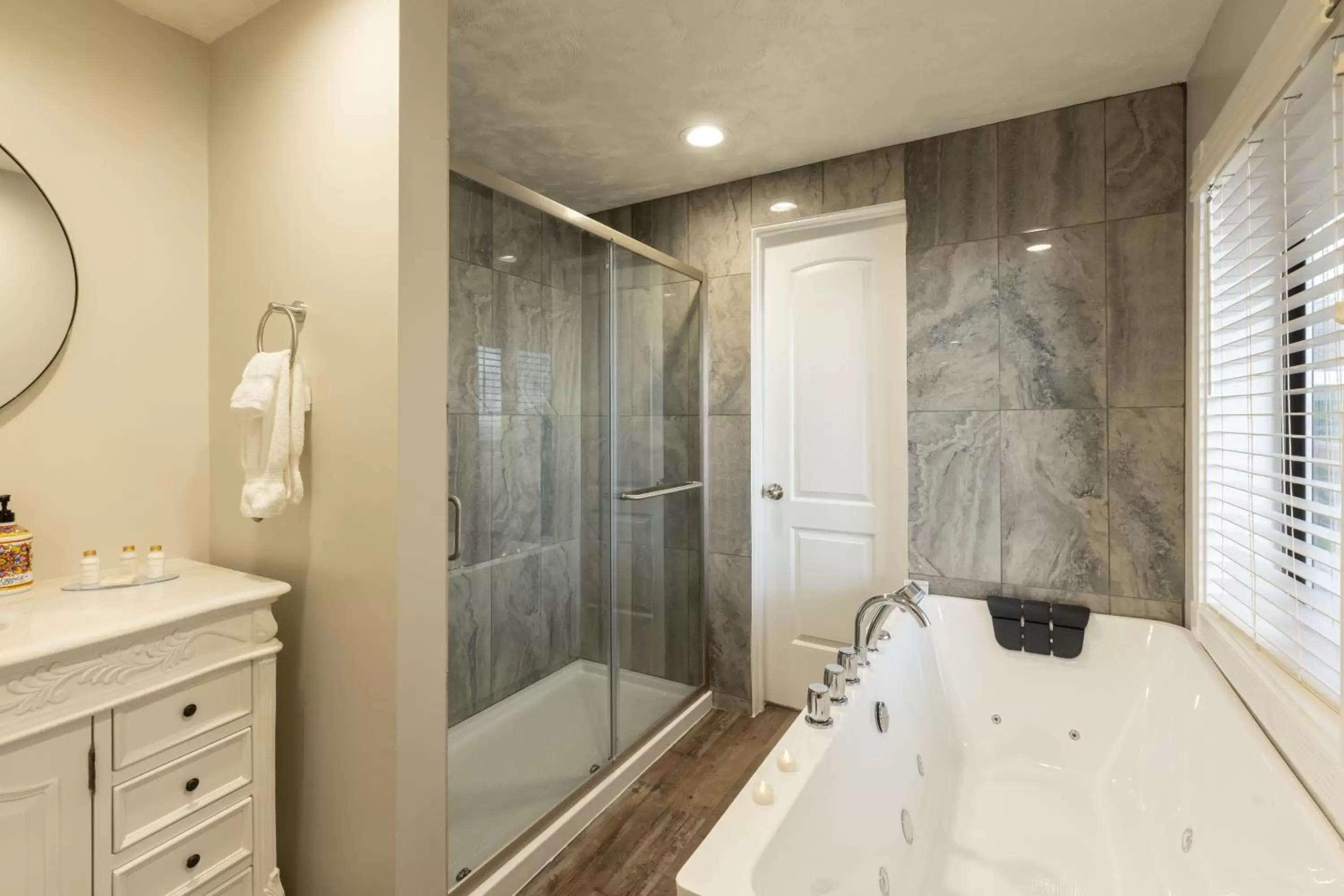 One-Bedroom Queen Suite with Ocean View in Wharf Master's Inn One-Bedroom Queen Suite with Ocean View in Wharf Master's Inn