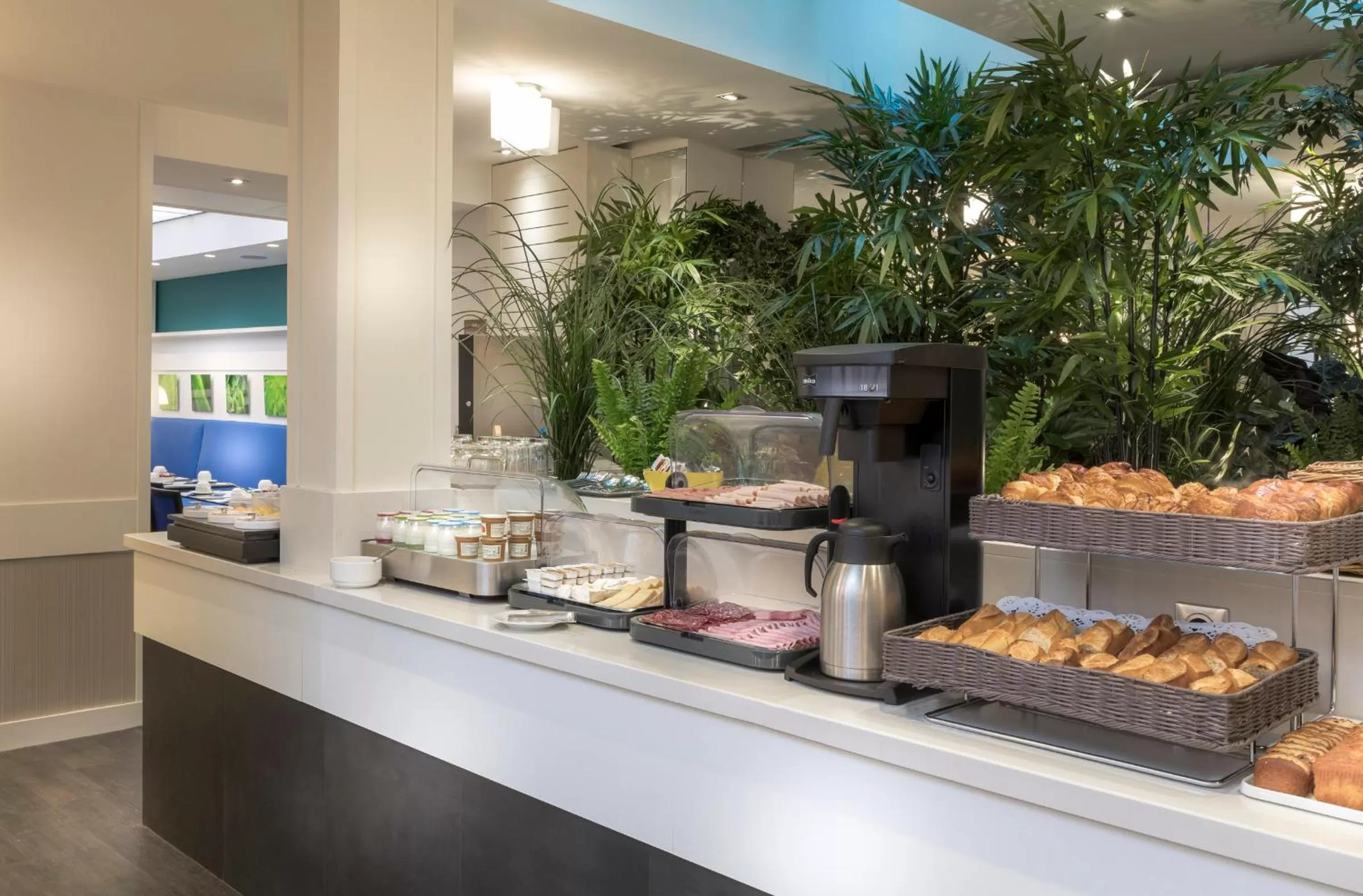 Coffee/tea facilities in Elysées Ceramic