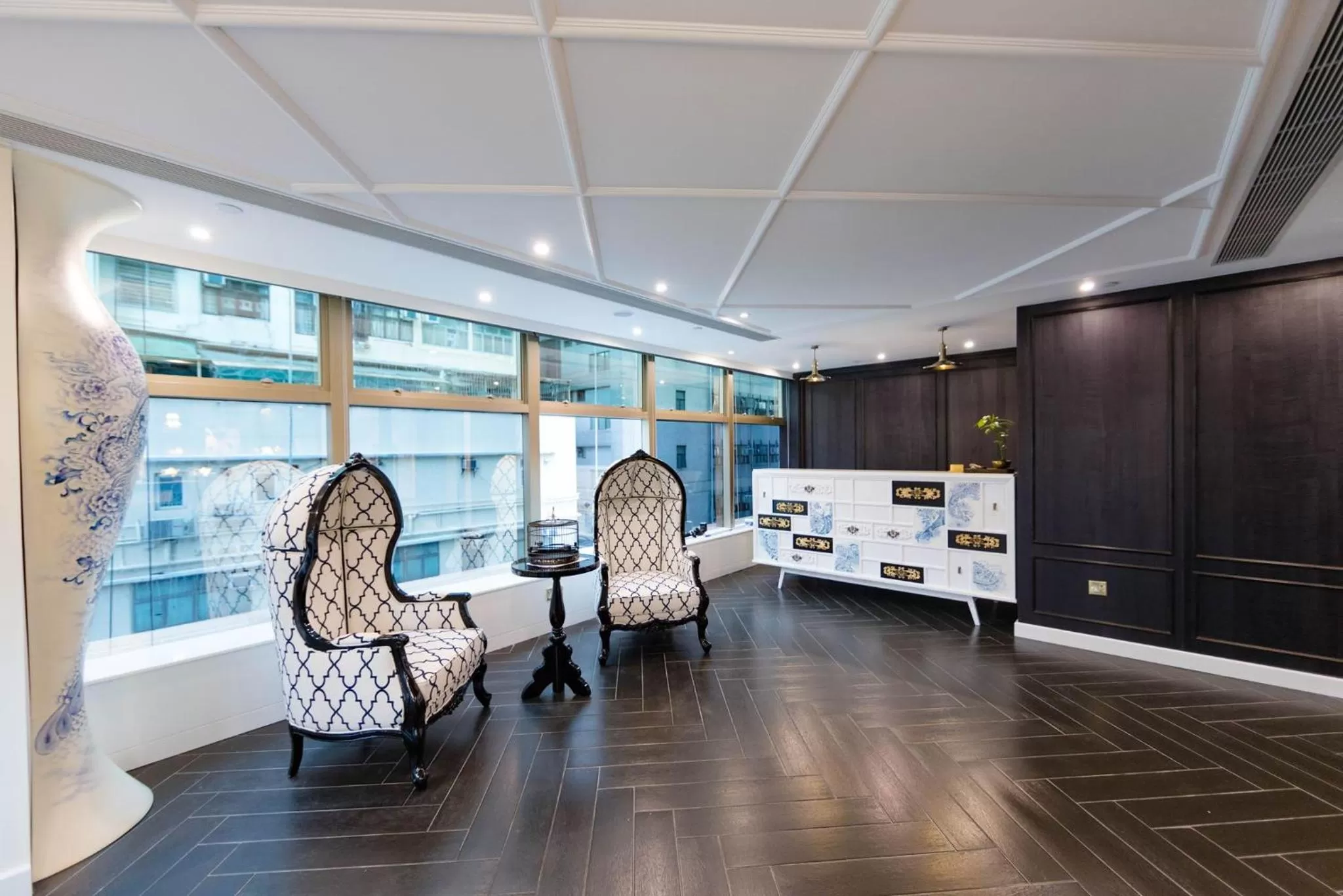 Seating area in Tung Nam Lou Art Hotel