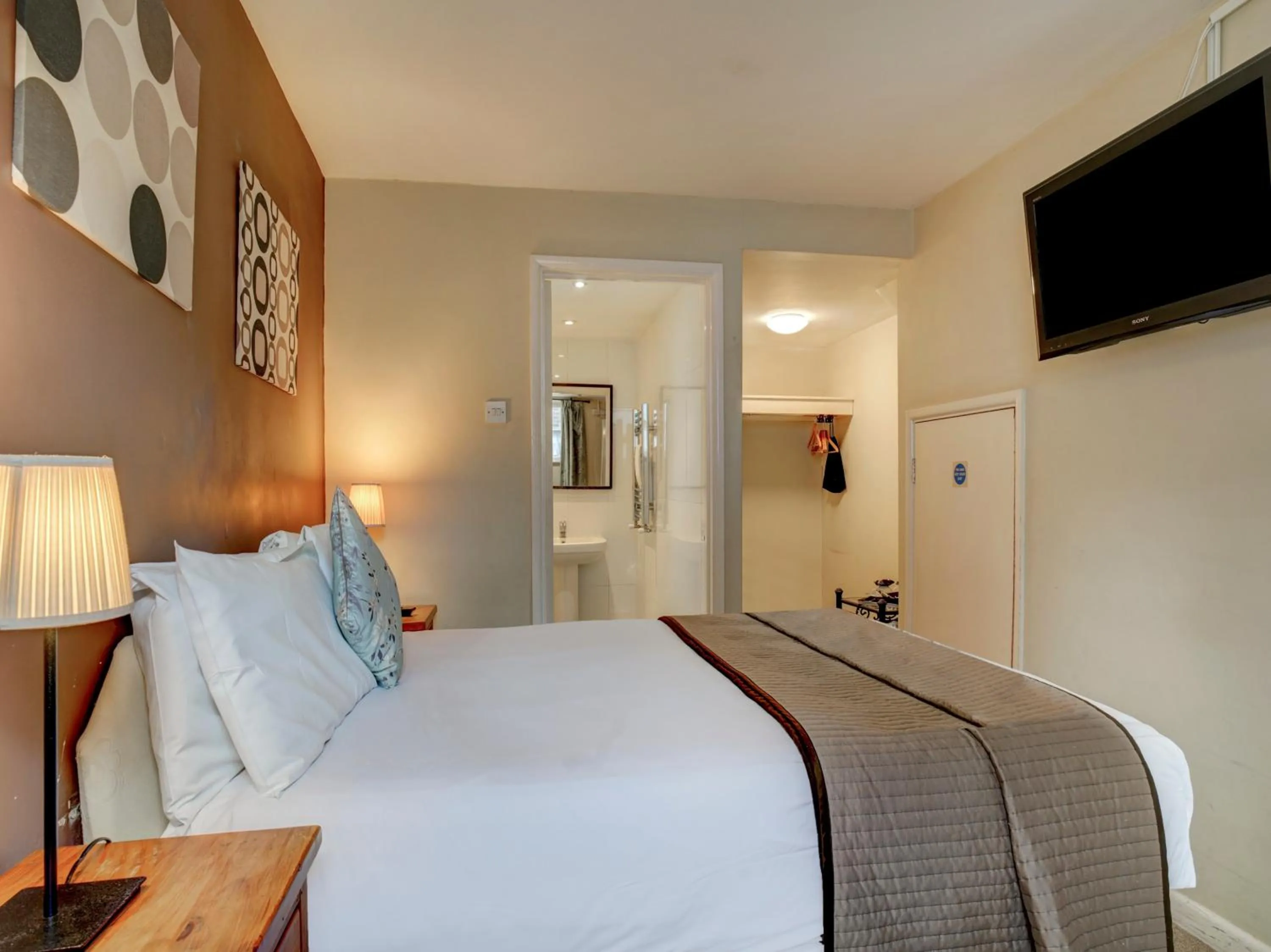 Bedroom, Bed in George & Dragon Inn