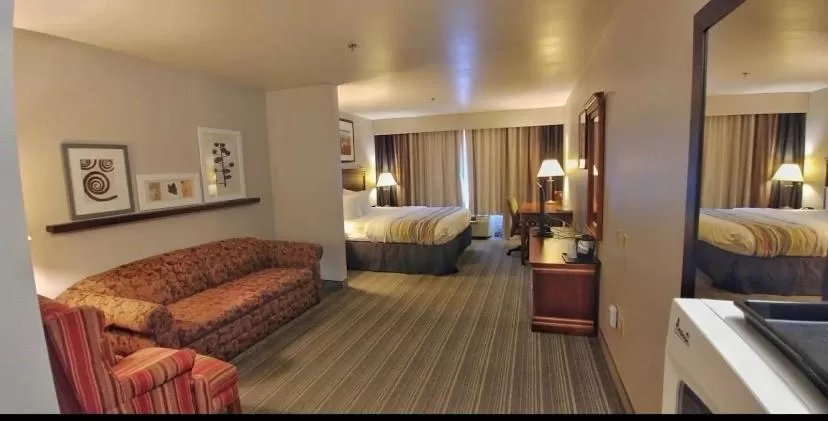 Bed in Country Inn & Suites by Radisson, Chambersburg, PA