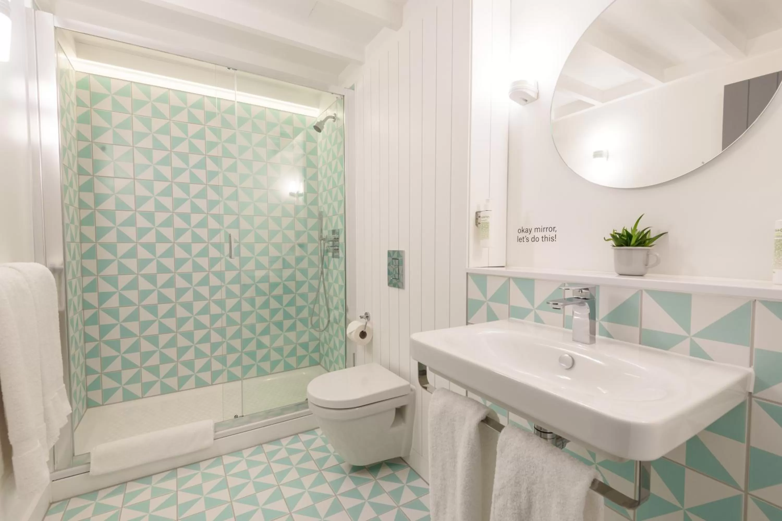 Bathroom in room2 Southampton Hometel