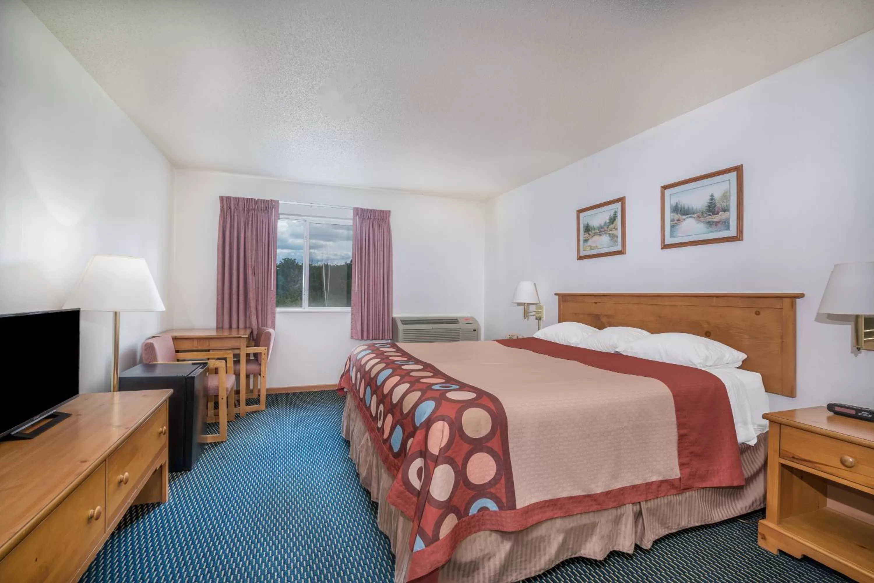 Photo of the whole room, Bed in Super 8 by Wyndham Phillips